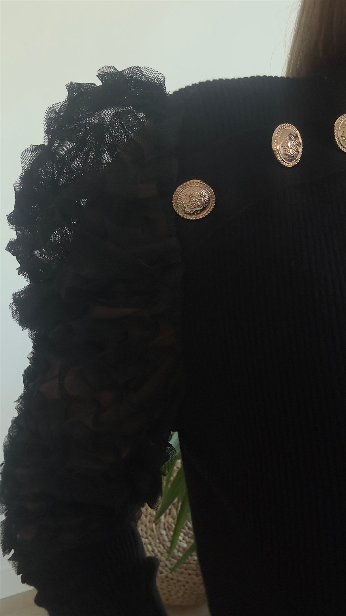 Kolları Organze Gold Düğmeli Siyah Triko Elbise 
