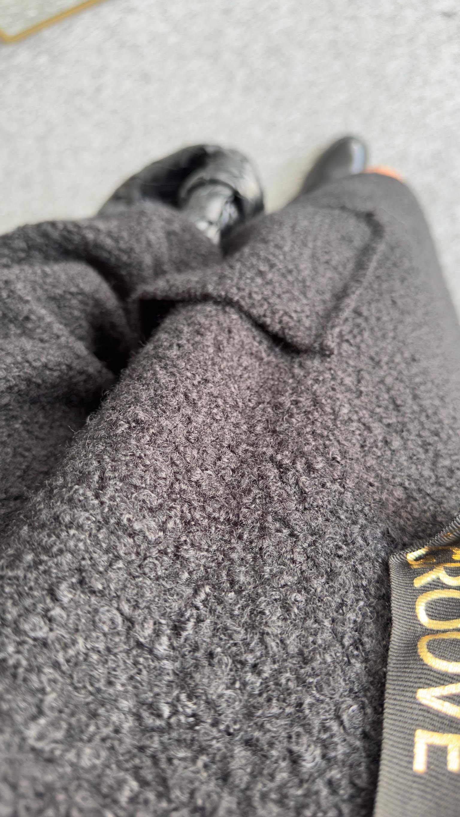 Arma Gold Detaylı Siyah Buklet Kaban