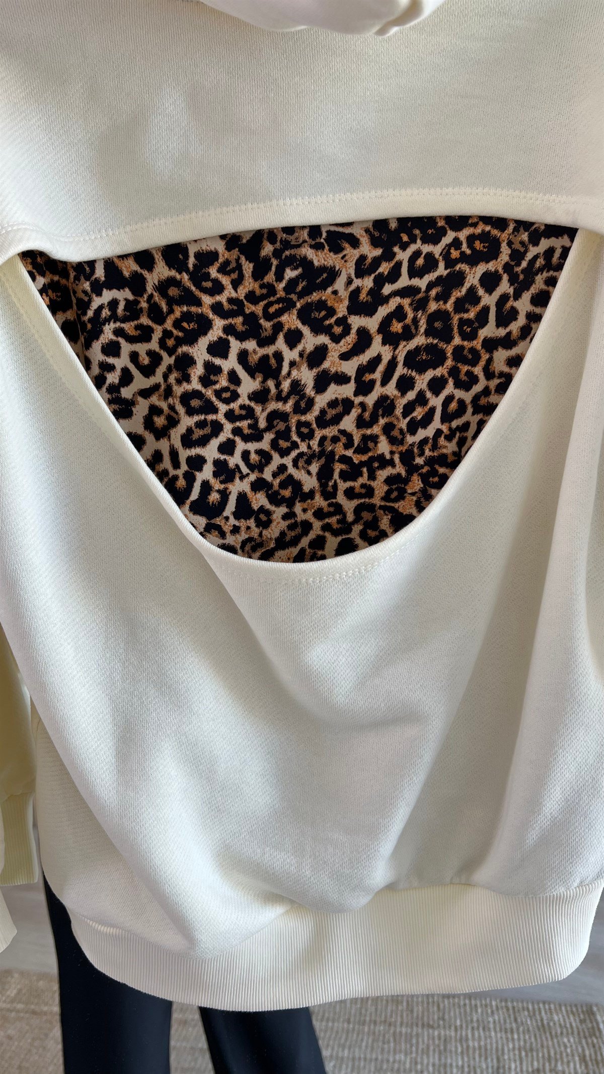 Sırtı Leopar Detay Kapüşonlu Beyaz Sweatshirt