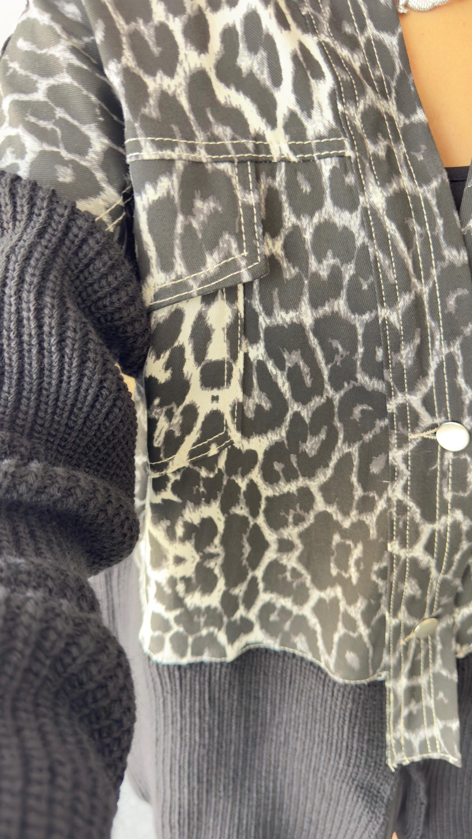 Minta Üstü Leopar Altı Triko Detaylı Siyah Hırka