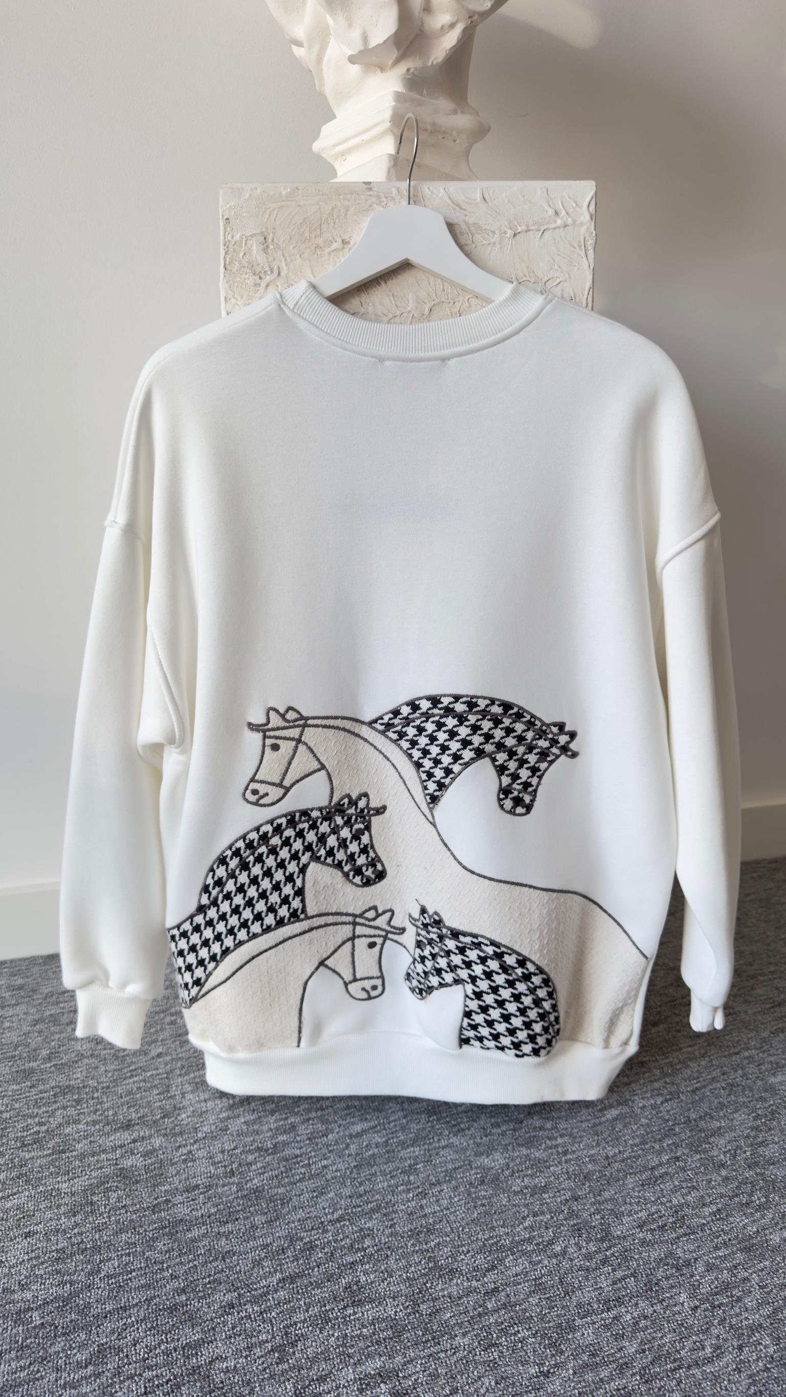 Liver Sırt İşlemeli Beyaz Sweatshirt