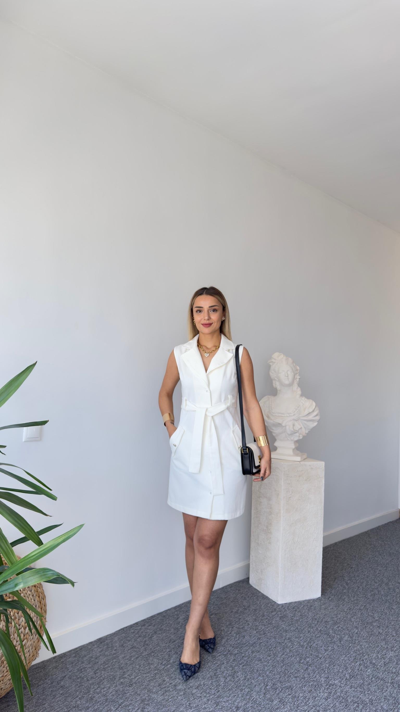 Orj Model Yakası Nakışlı Kemerli Elbise