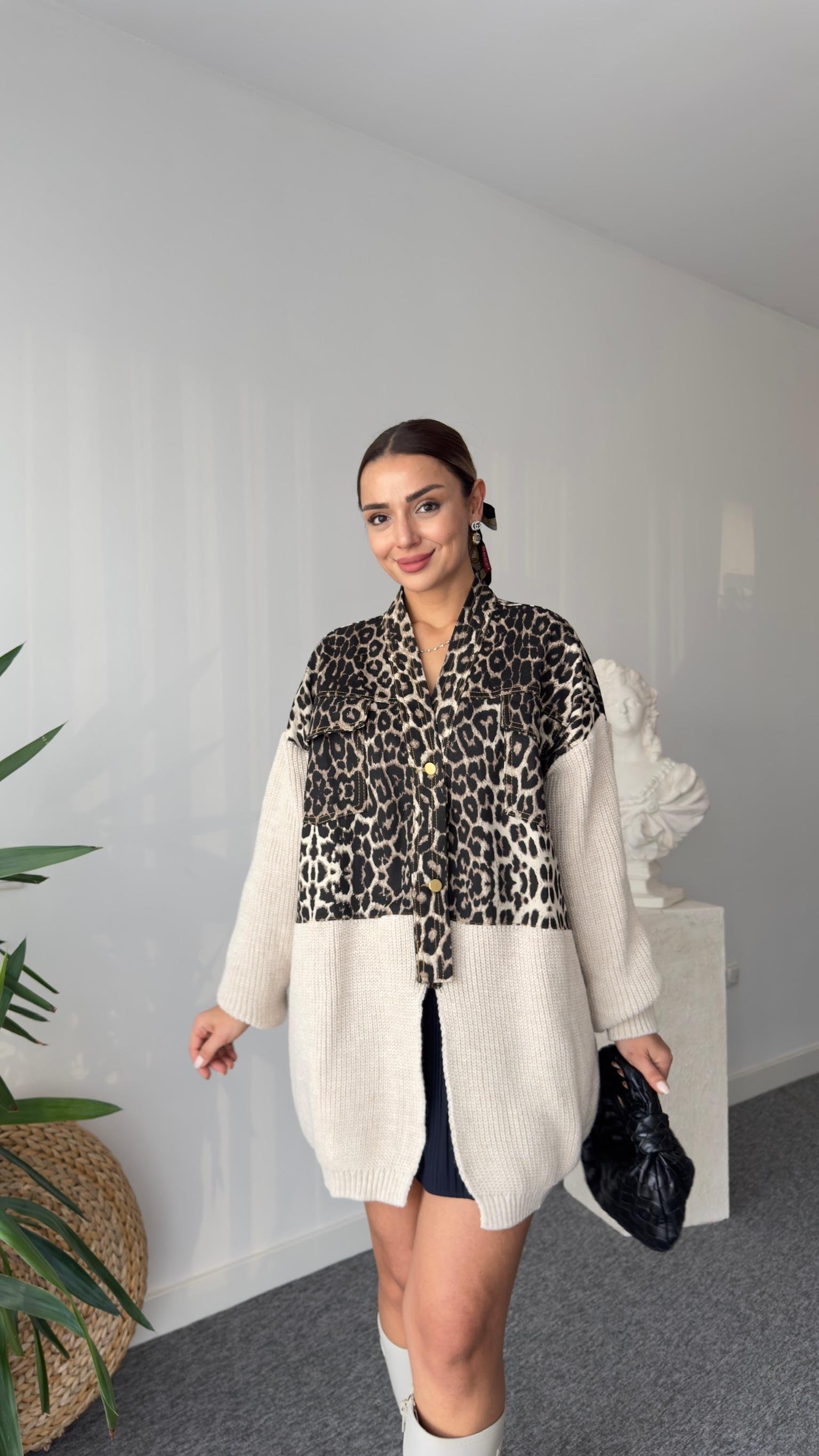 Minta Üstü Leopar Altı Triko Detaylı Bej Hırka