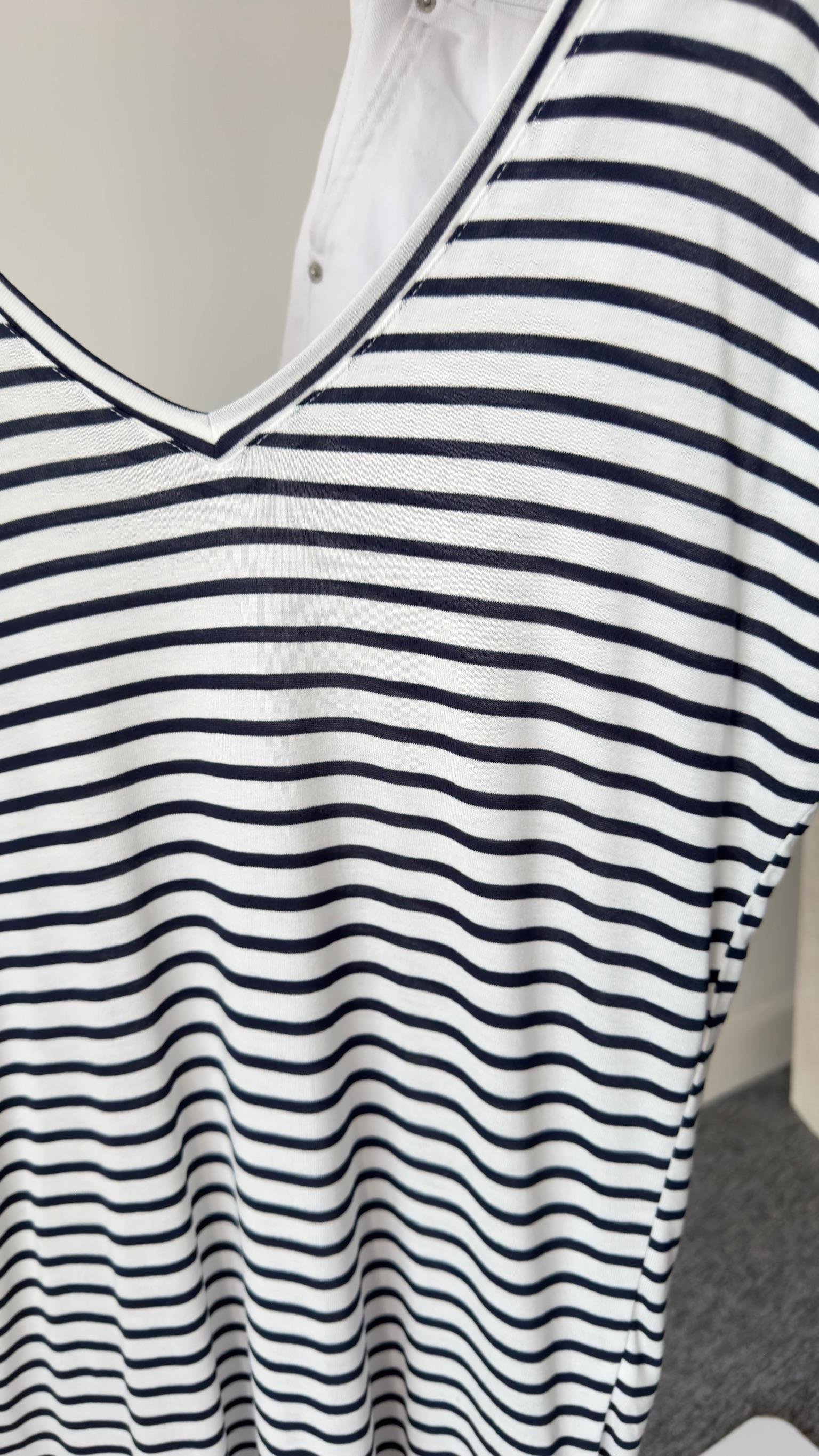Ön Arka V Yaka Çizgili Tshirt Beyaz 