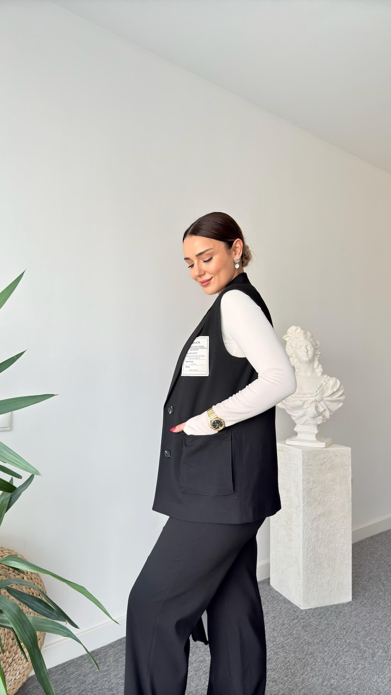 Siyah Etiket Detaylı Yelek Pantolon Takım
