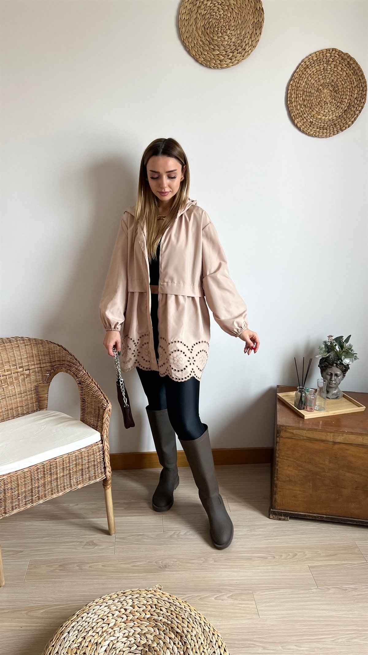 Fisto Detaylı Bej Trençkot