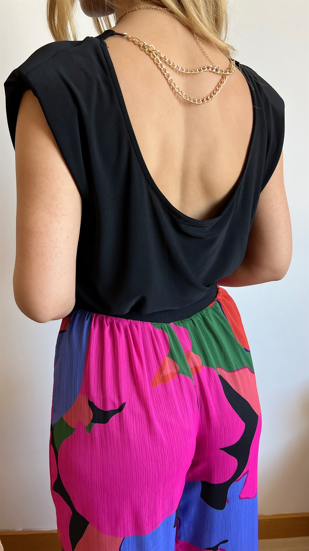 Network Model Sırtı Zincir Detaylı Siyah Bluz