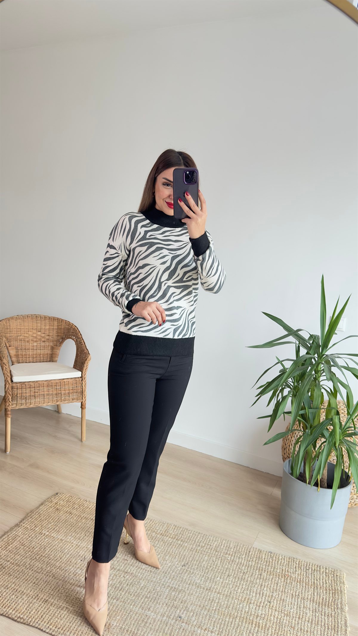 Yaka Ve Kollar Siyah Zebra Desenli Triko