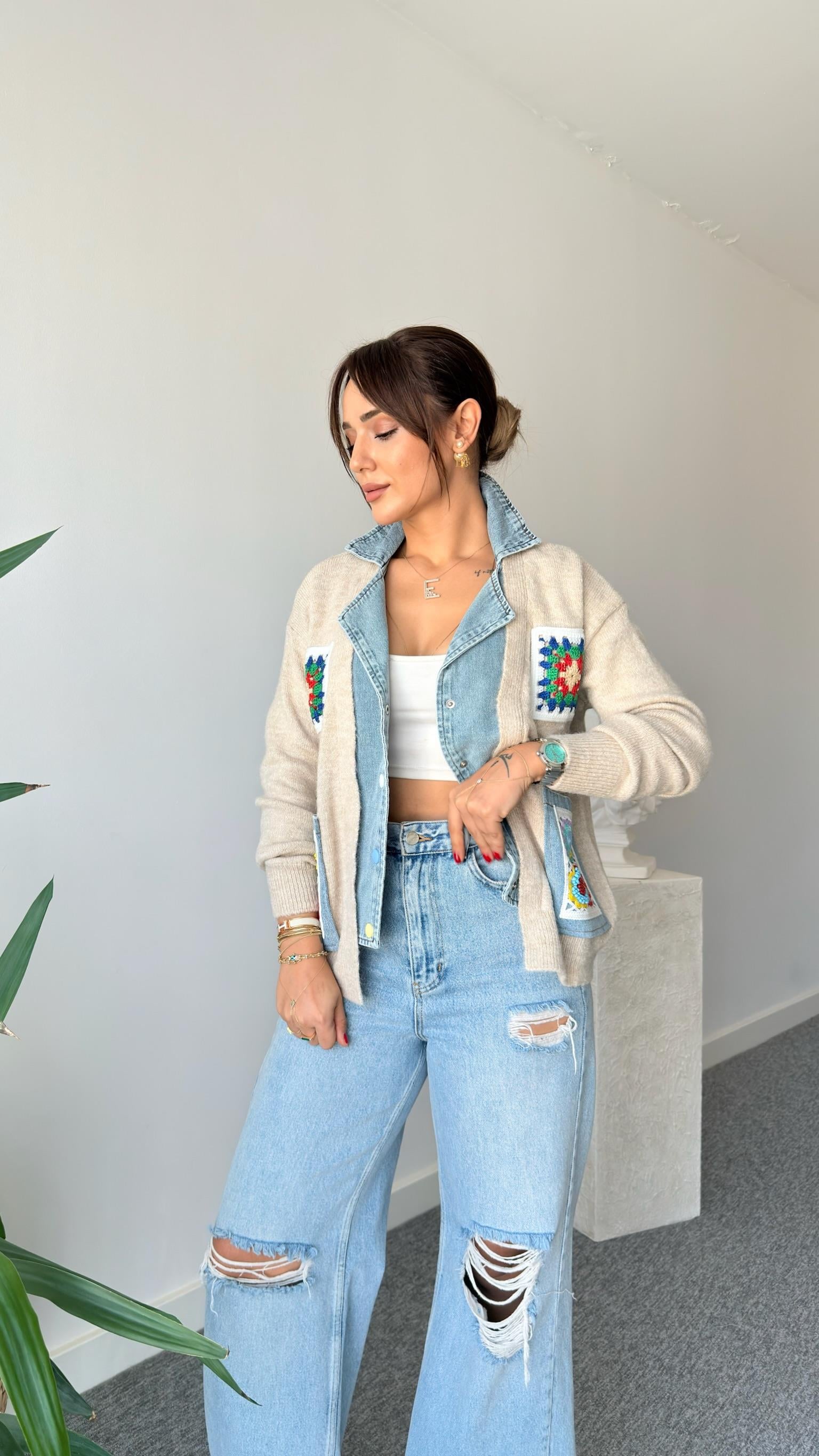 Meri Cepleri İşlemeli Kot Detaylı Bej Hırka