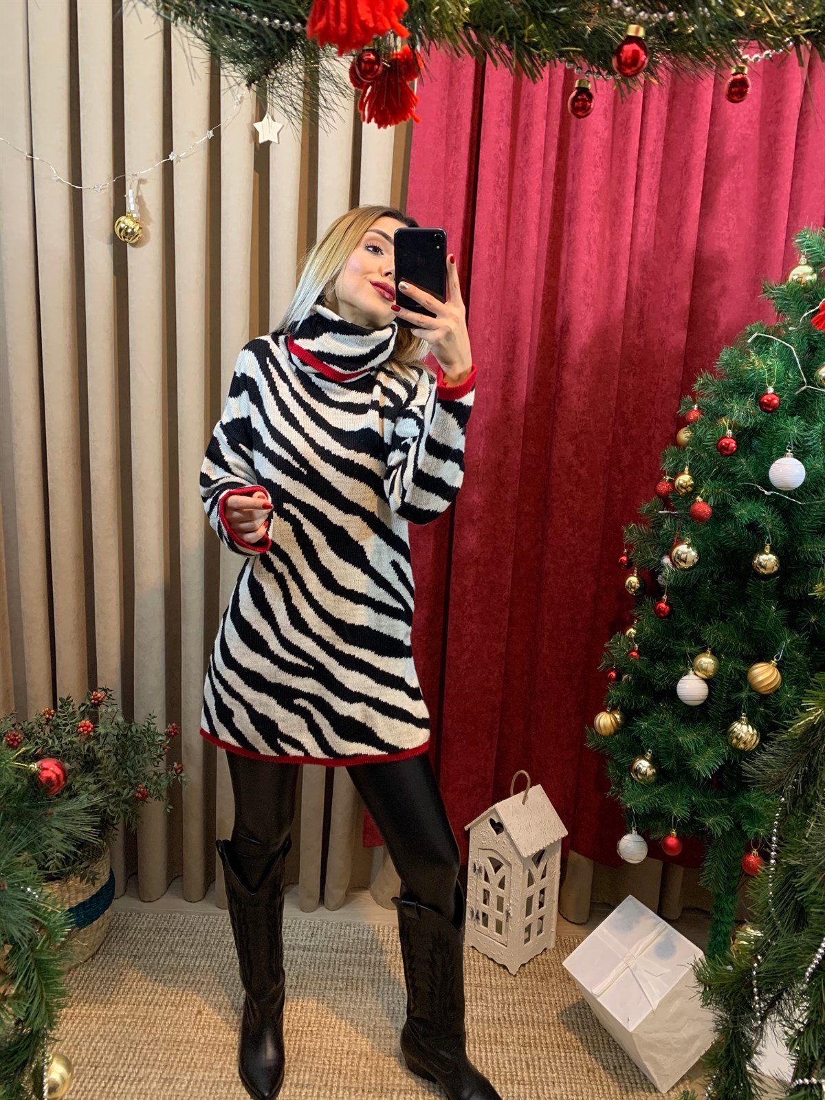 Zebra Desenli Kırmızı Şeritli Kazak
