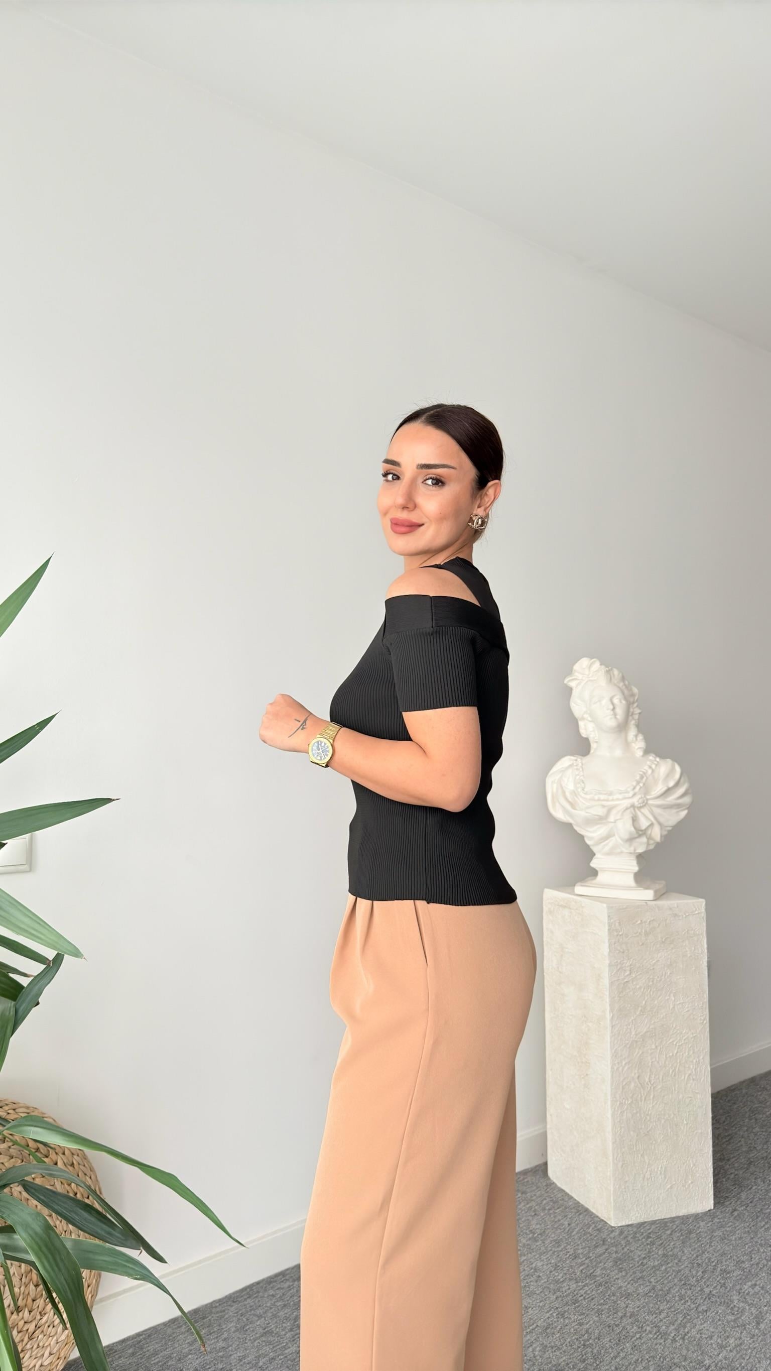 Pencere Detaylı Siyah Triko Bluz