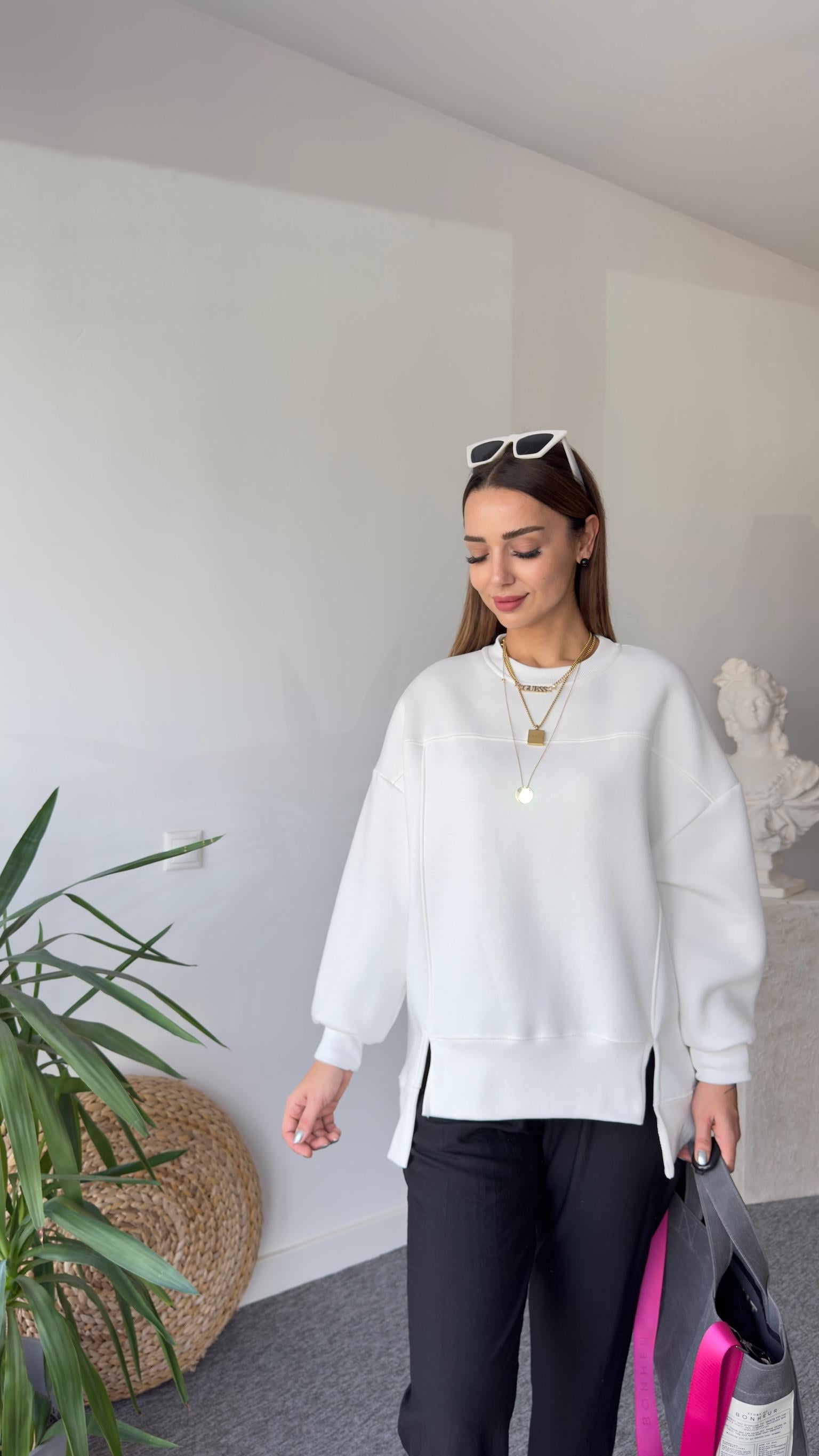 Etek Ucu Asimetrik Beyaz Sweatshirt