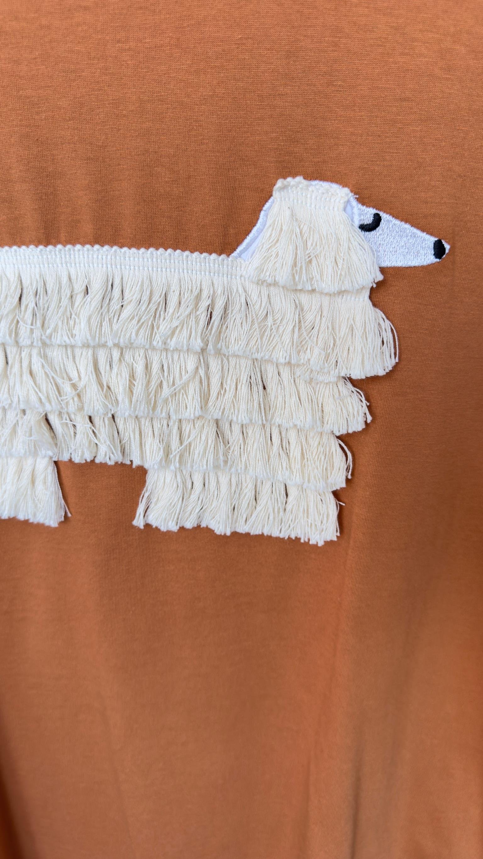 Püsküllü Köpek İşlemeli Kiremit Tshirt