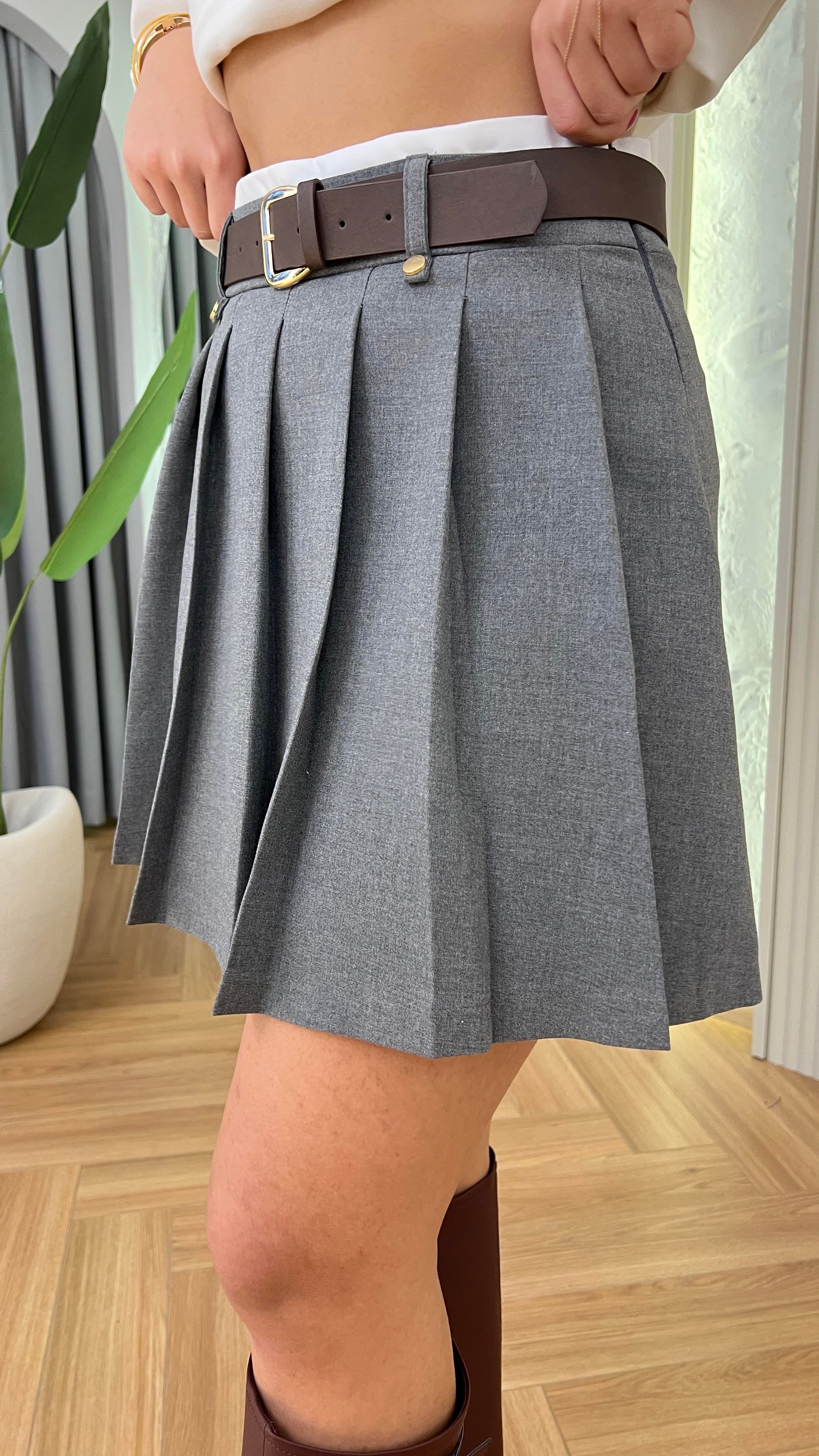 Gri Falda Bel Garnili Kemerli Şort Etek