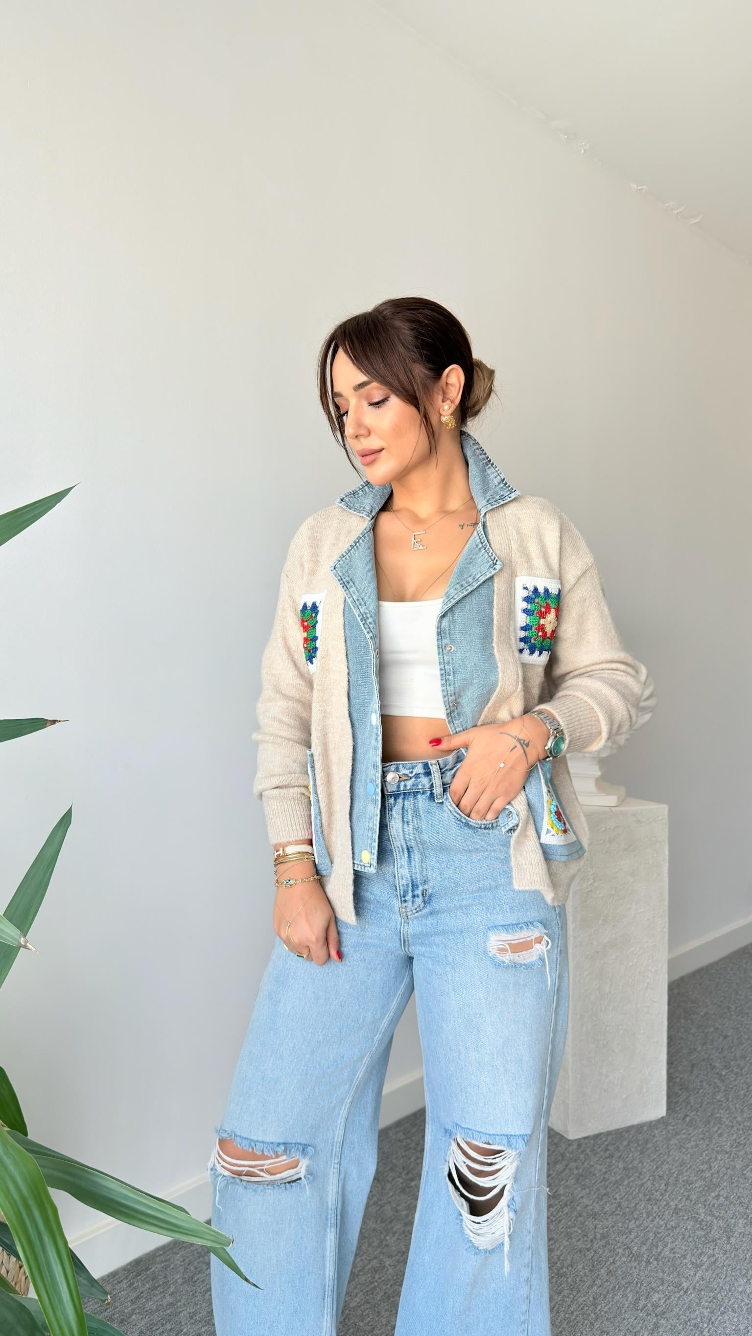 Meri Cepleri İşlemeli Kot Detaylı Bej Hırka