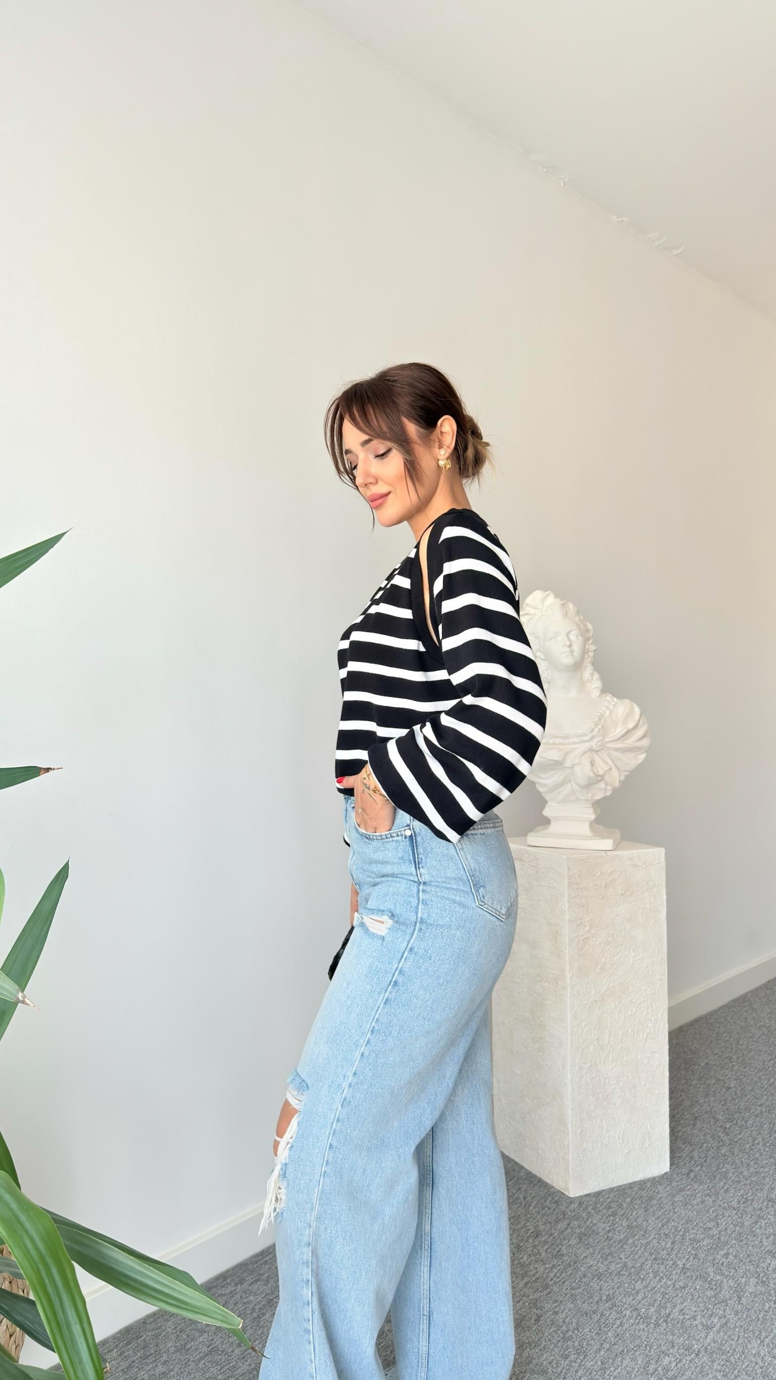 Siyah Beyaz Çizgili Pencere Detaylı Kazak