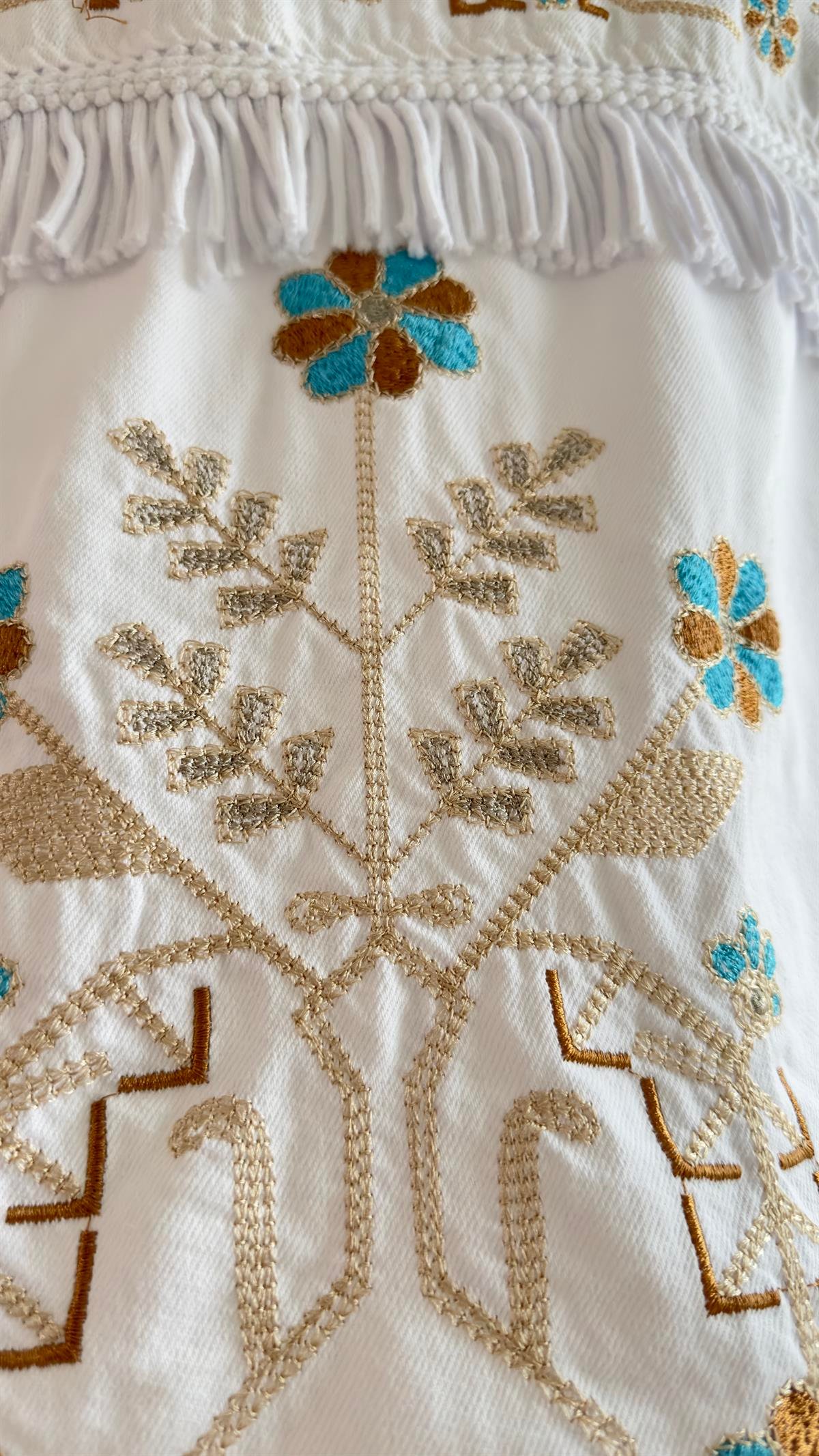Püskül Ve Nakış Detay Beyaz Ceket