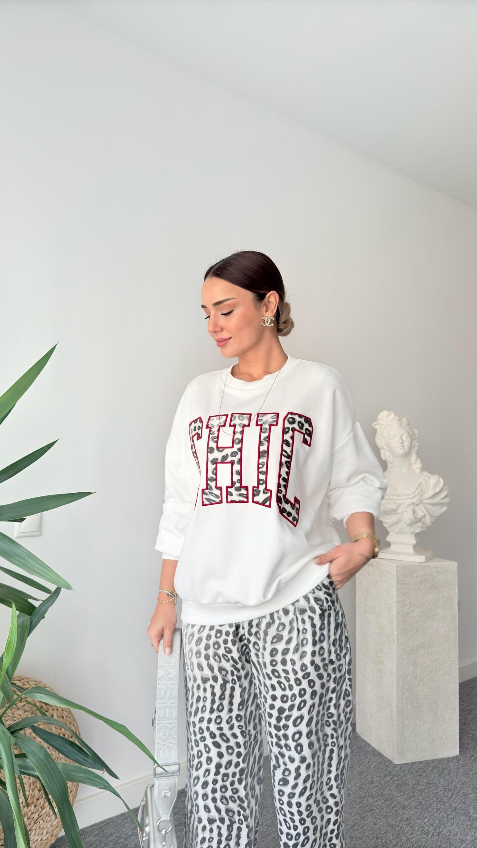 Chıc Leopar Yazılı Beyaz Sweatshirt