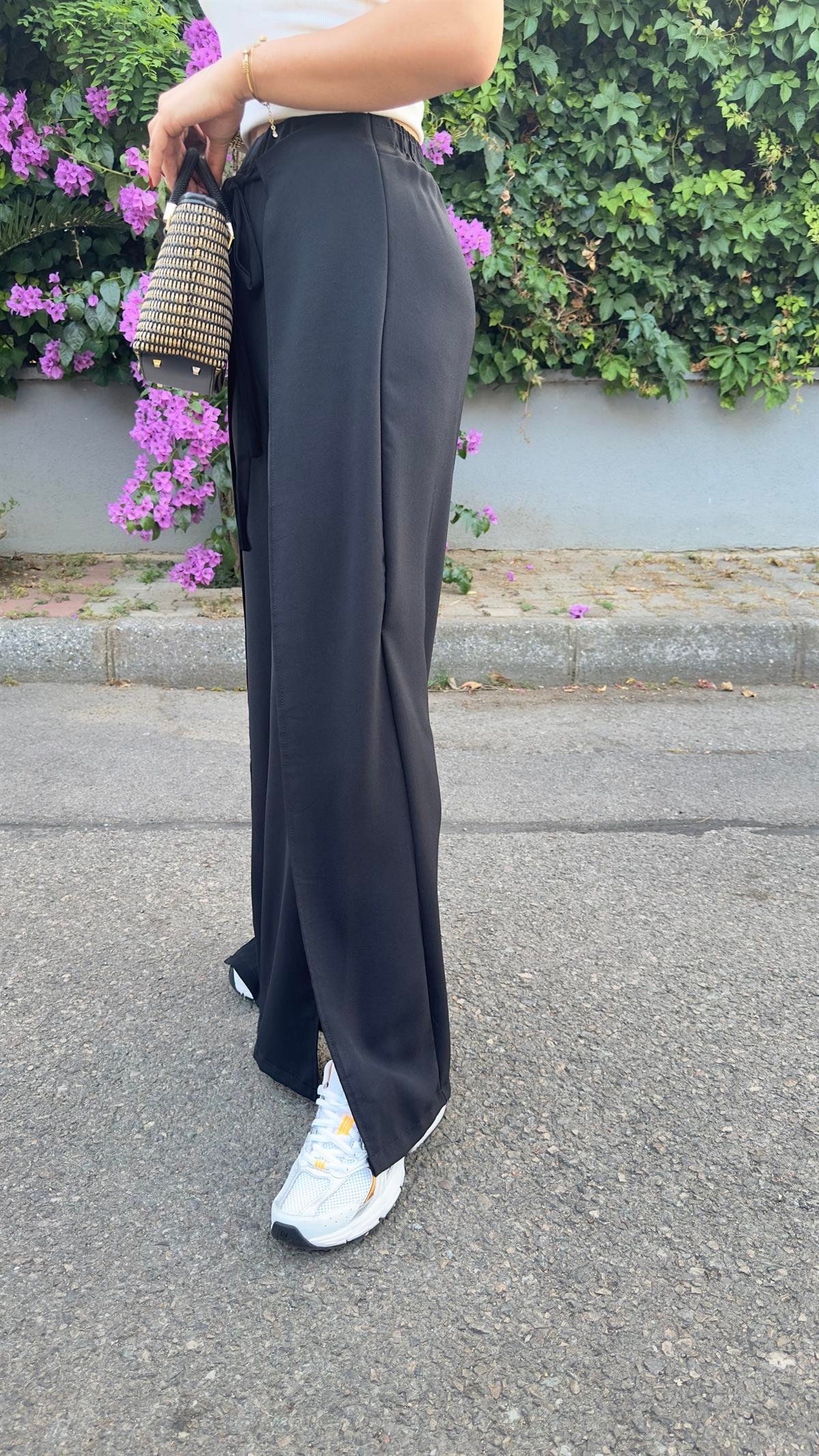 Sima Yırtmaç Detaylı Siyah Pantolon