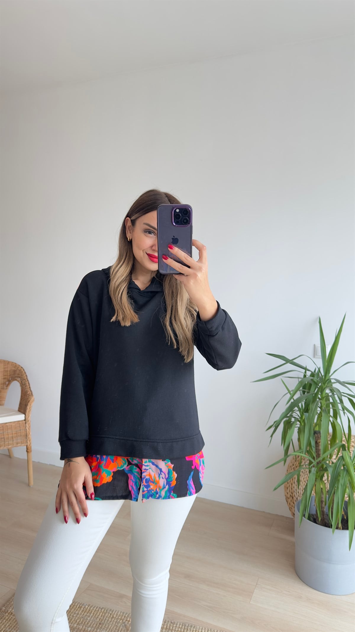 Gül Desenli Kapüşonlu Siyah Sweat