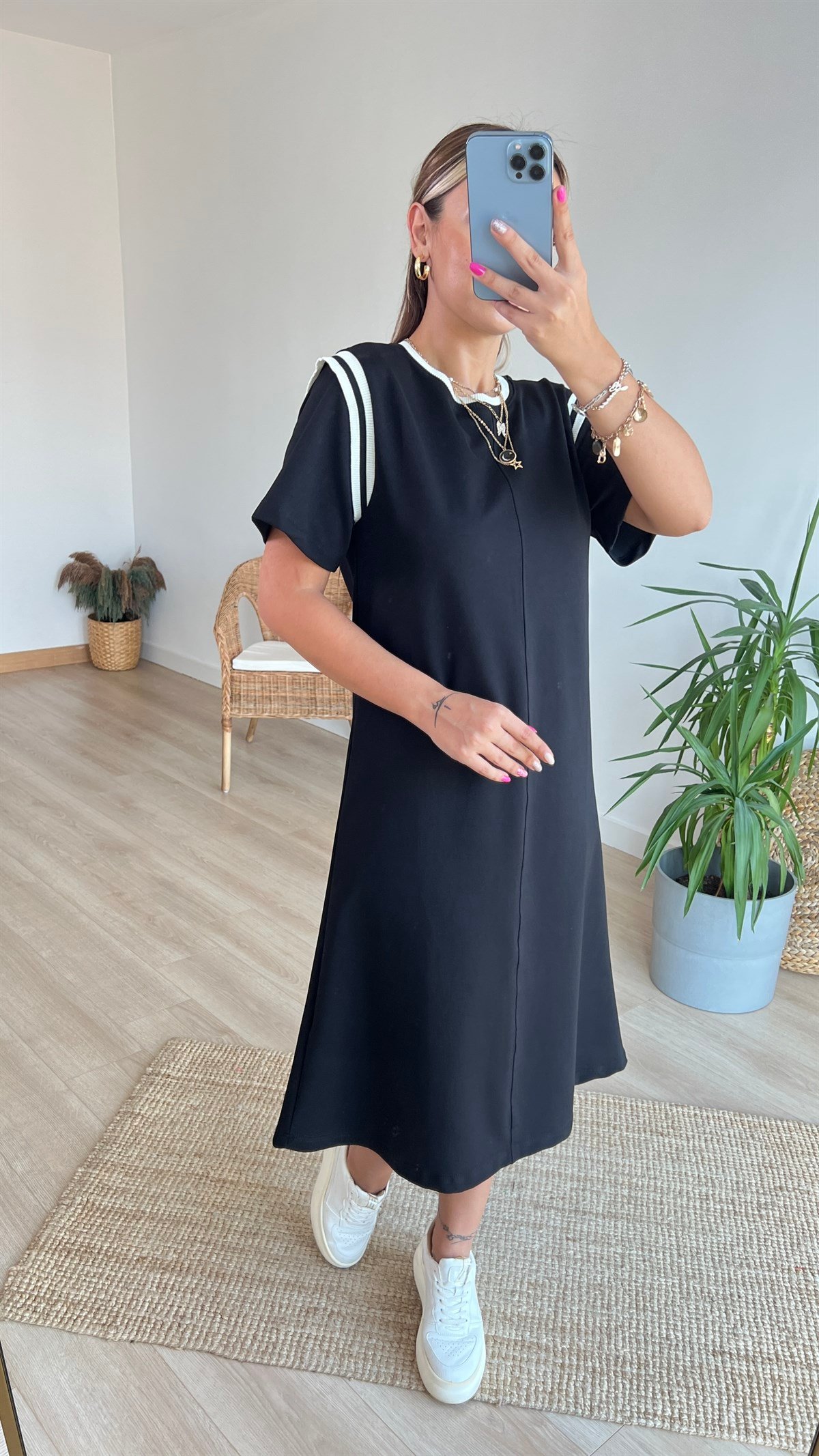 Beyaz Şerit Detaylı Basic Elbise