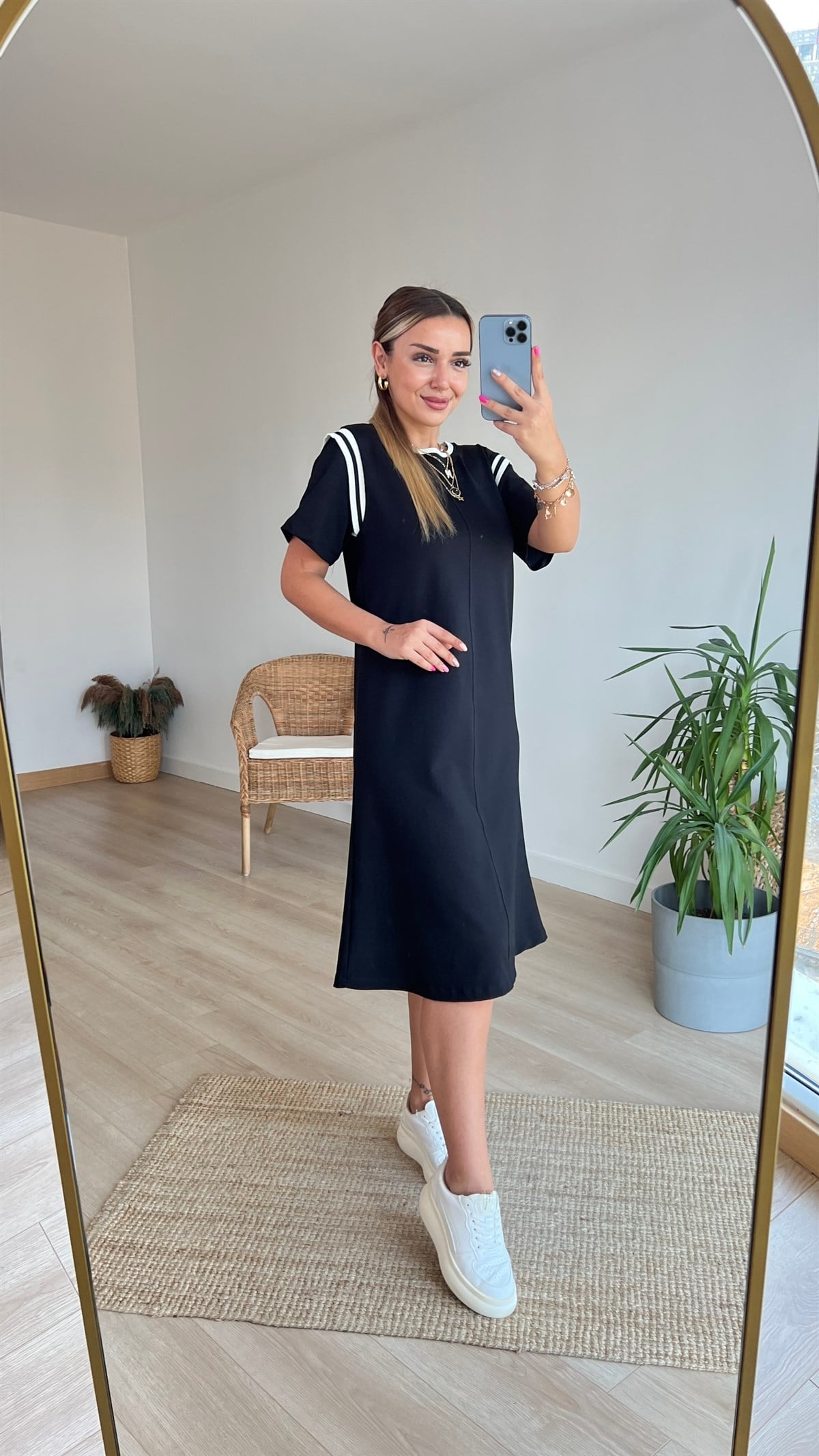 Beyaz Şerit Detaylı Basic Elbise