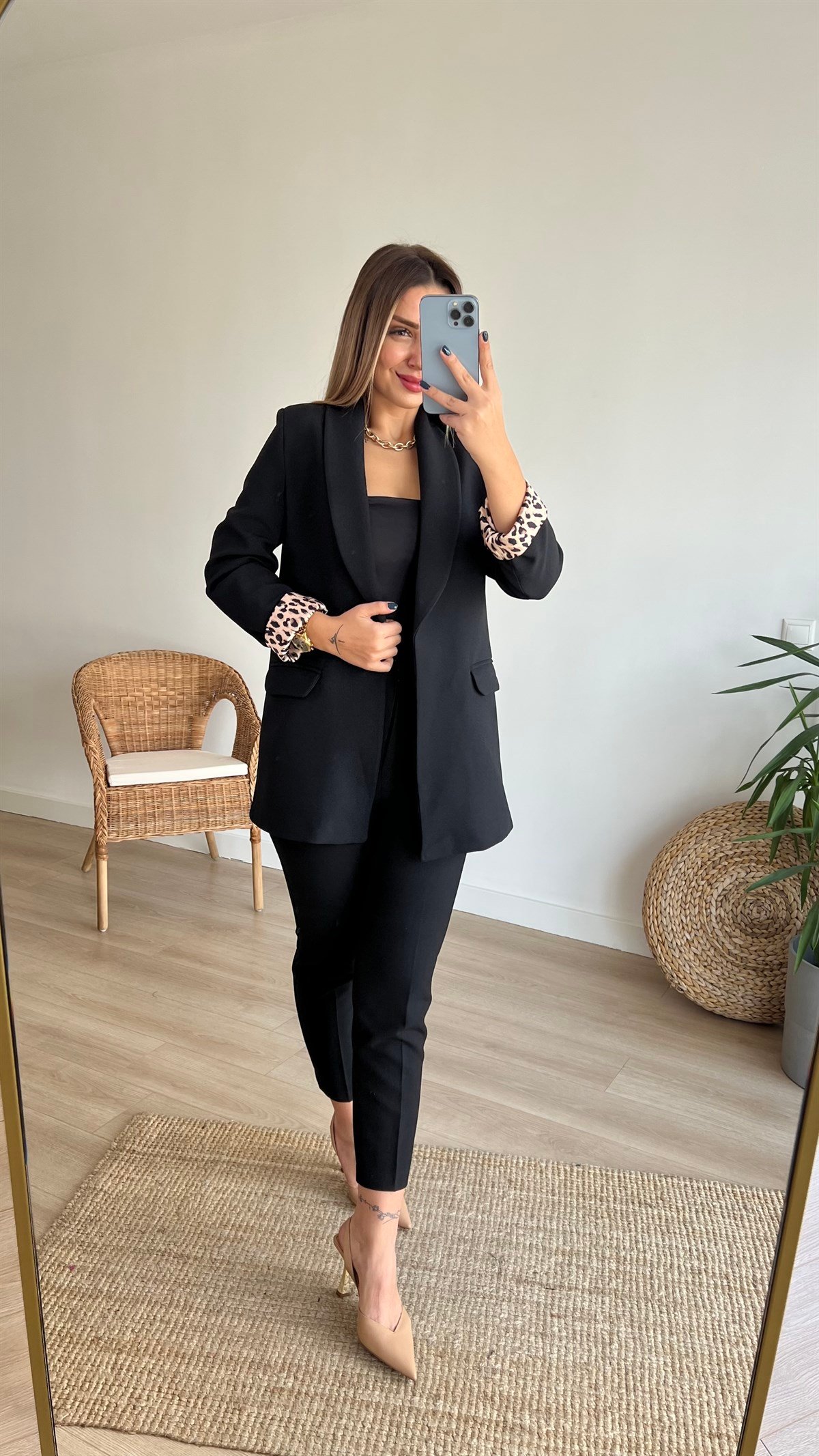 Leopar Astar Detaylı Siyah Ceket