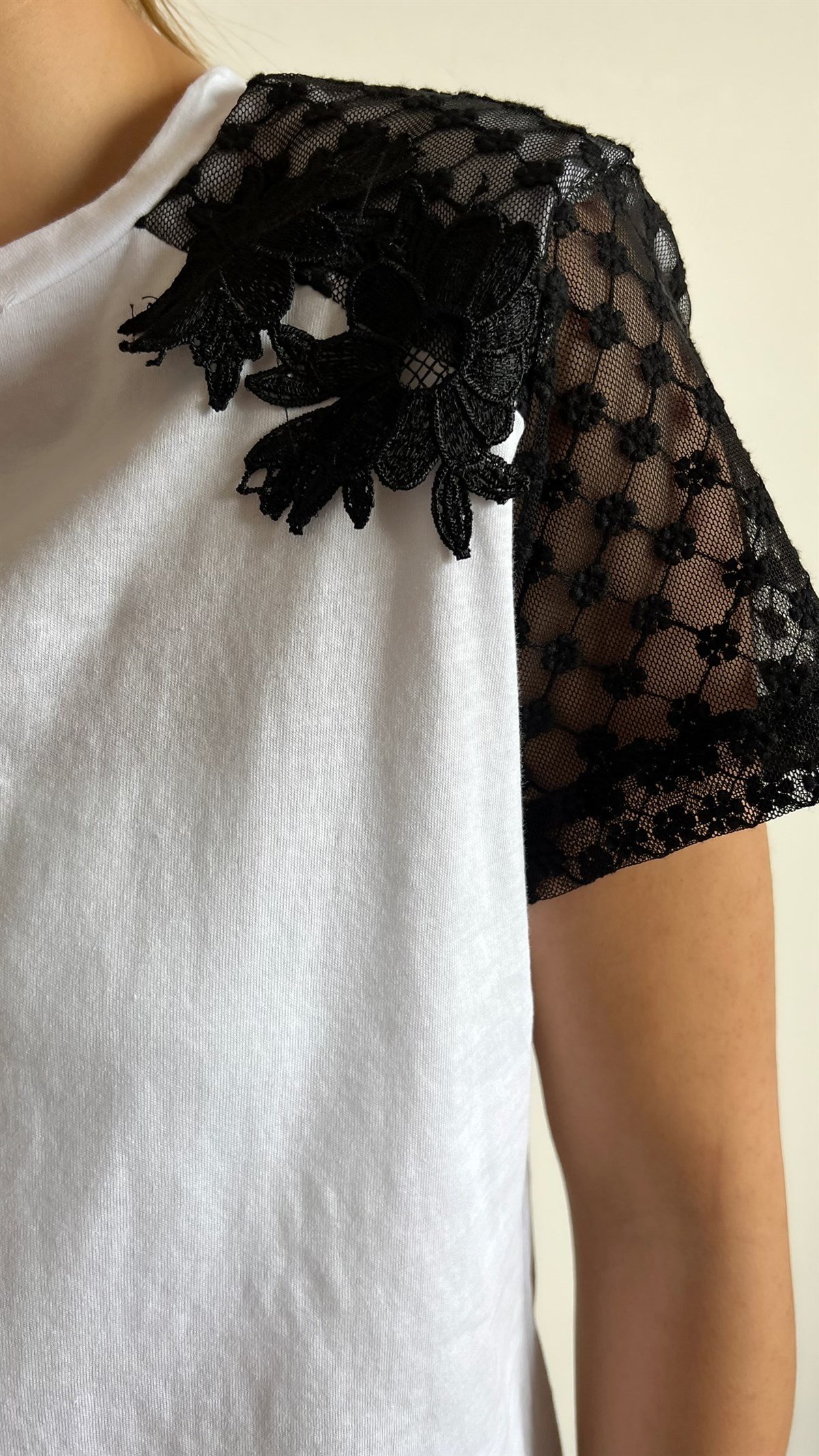 Omuzları Dantel Detaylı Bluz