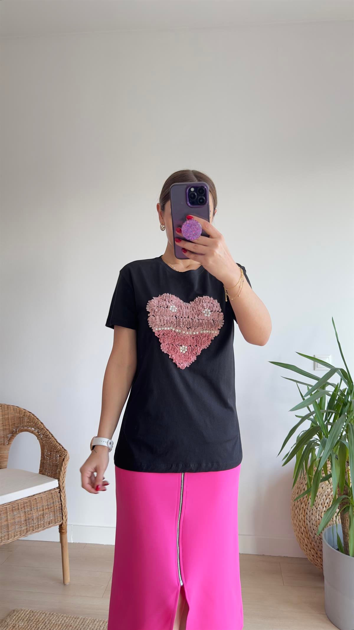 Kabartma Kalp Detaylı Siyah Tshirt