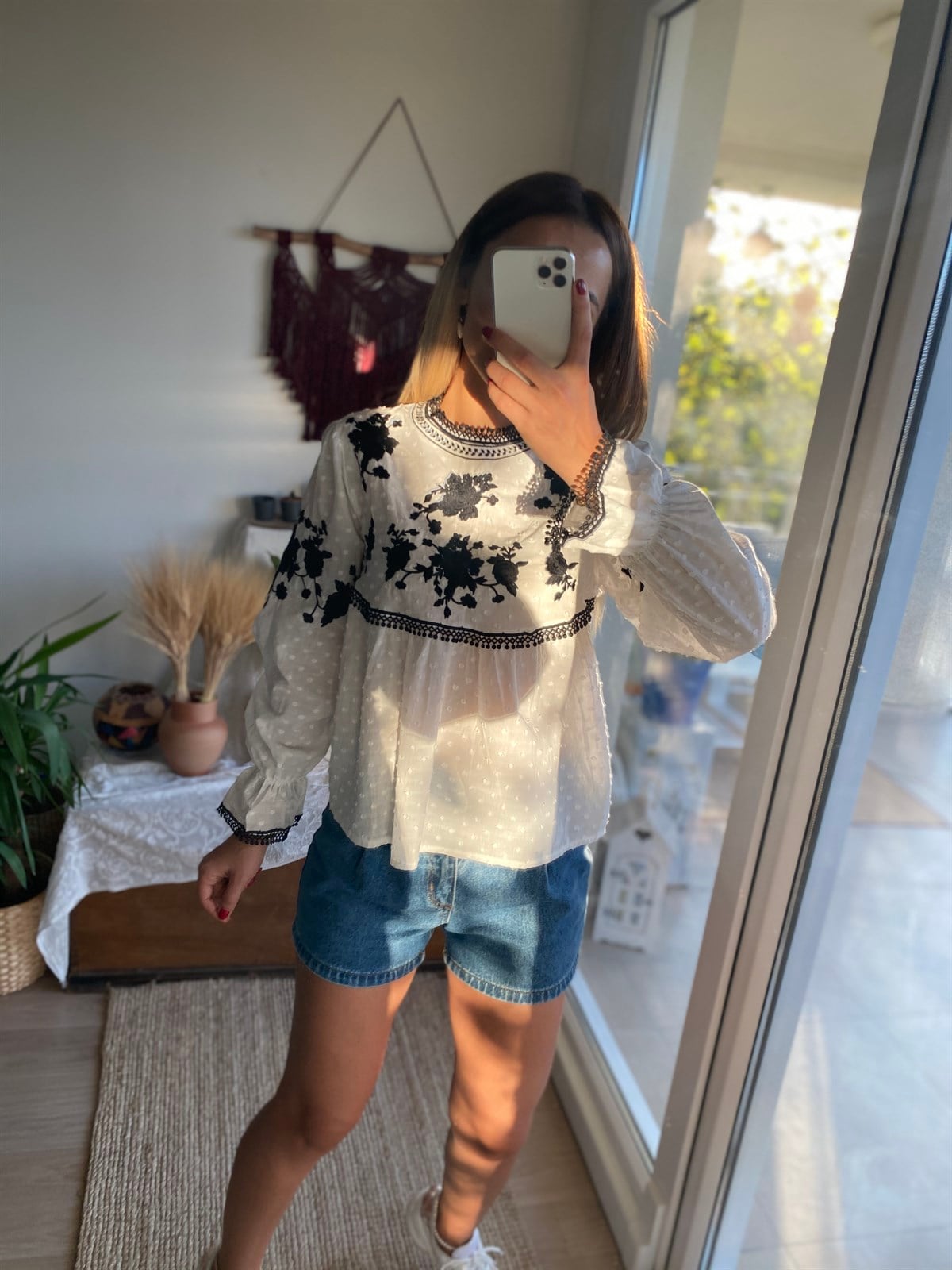 İşleme Detaylı Beyaz Bluz