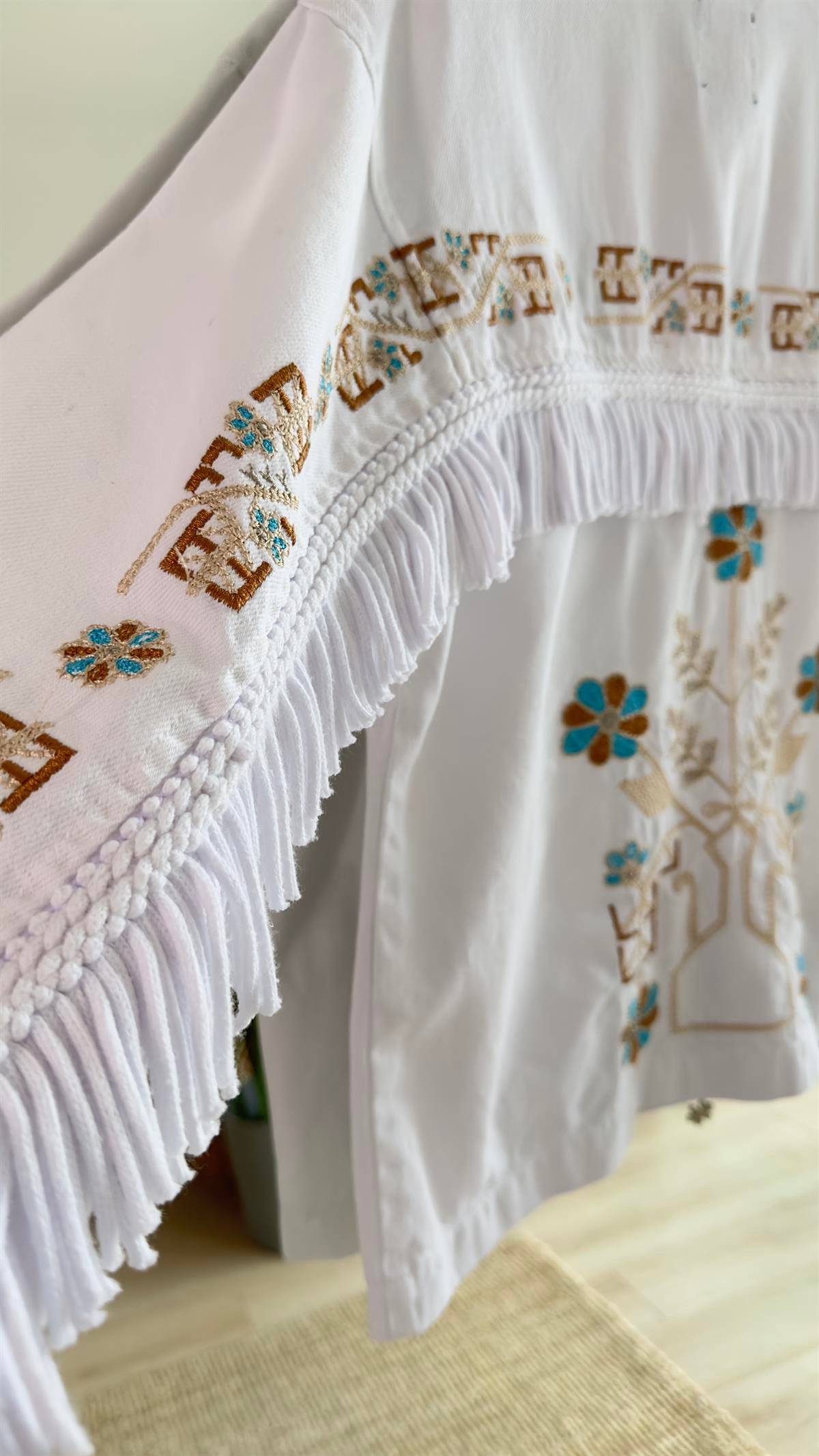 Püskül Ve Nakış Detay Beyaz Ceket