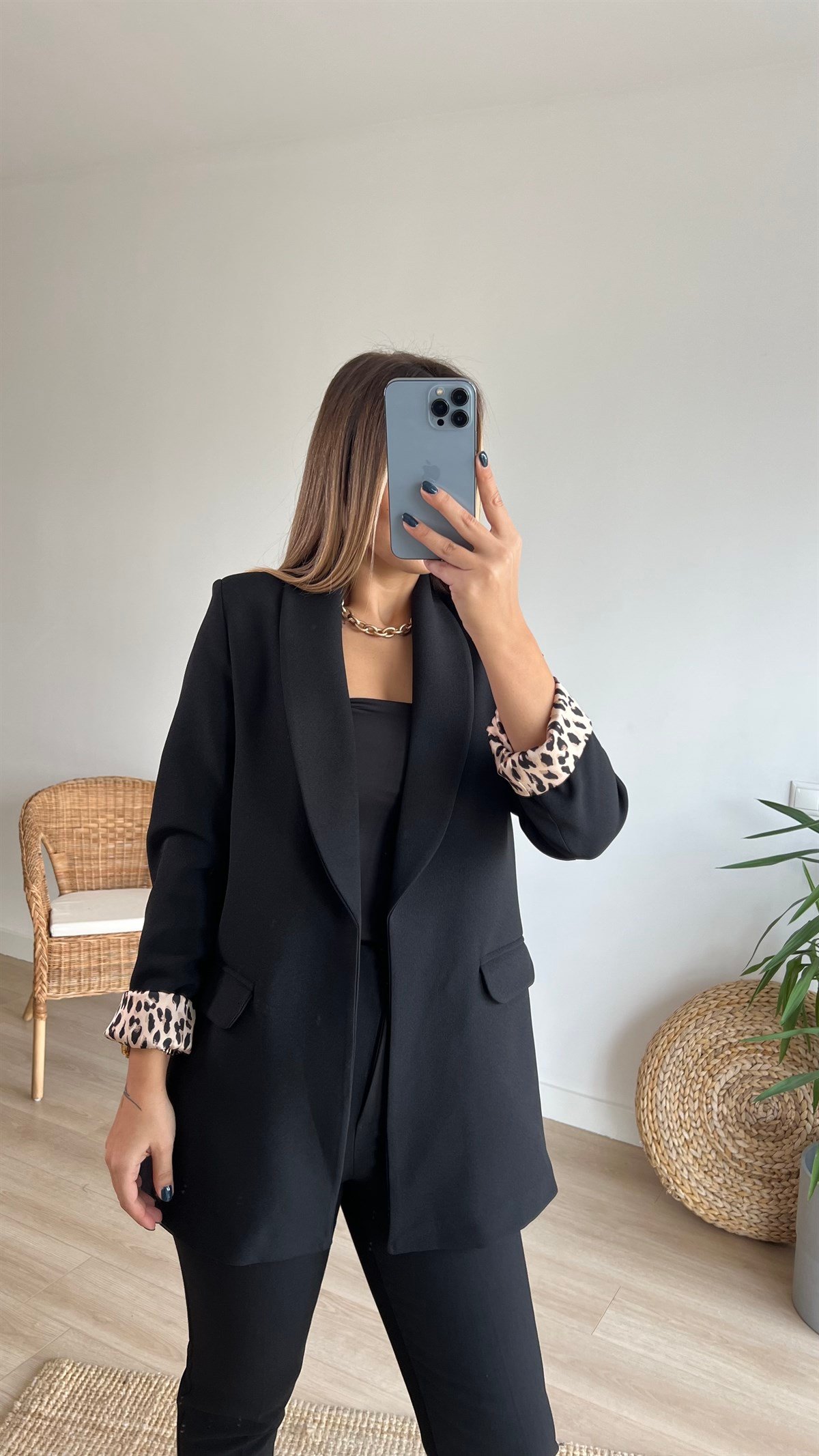 Leopar Astar Detaylı Siyah Ceket