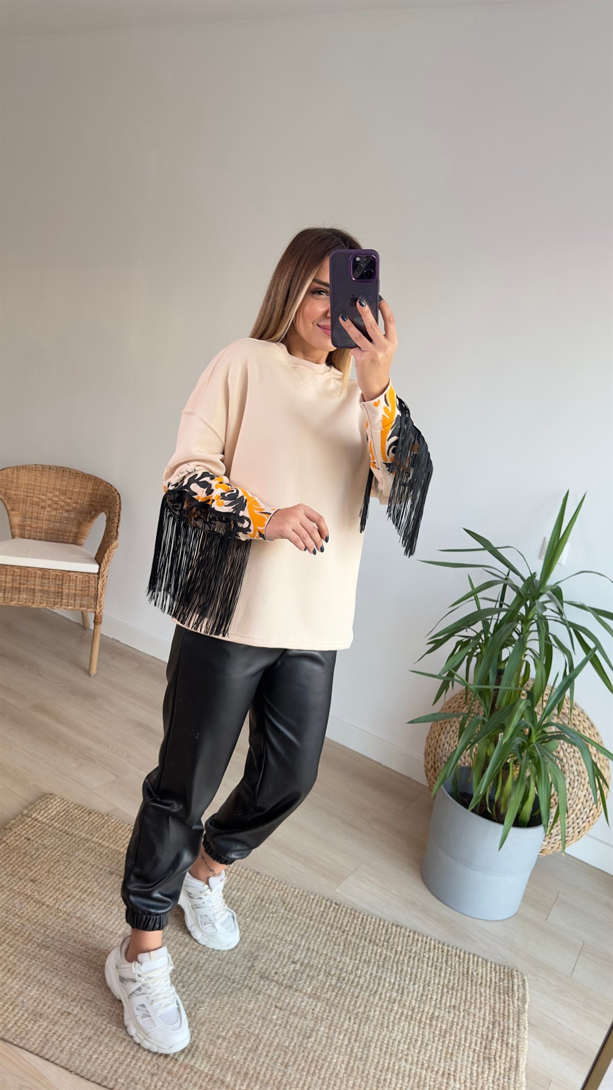 Kolları Püskül Detaylı Bej Sweat