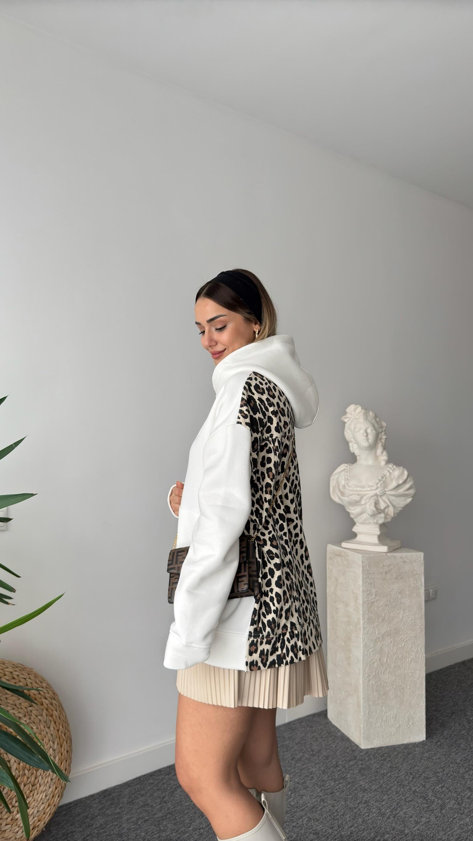 Lagos Sırt Leopar Detaylı Beyaz Sweatshirt