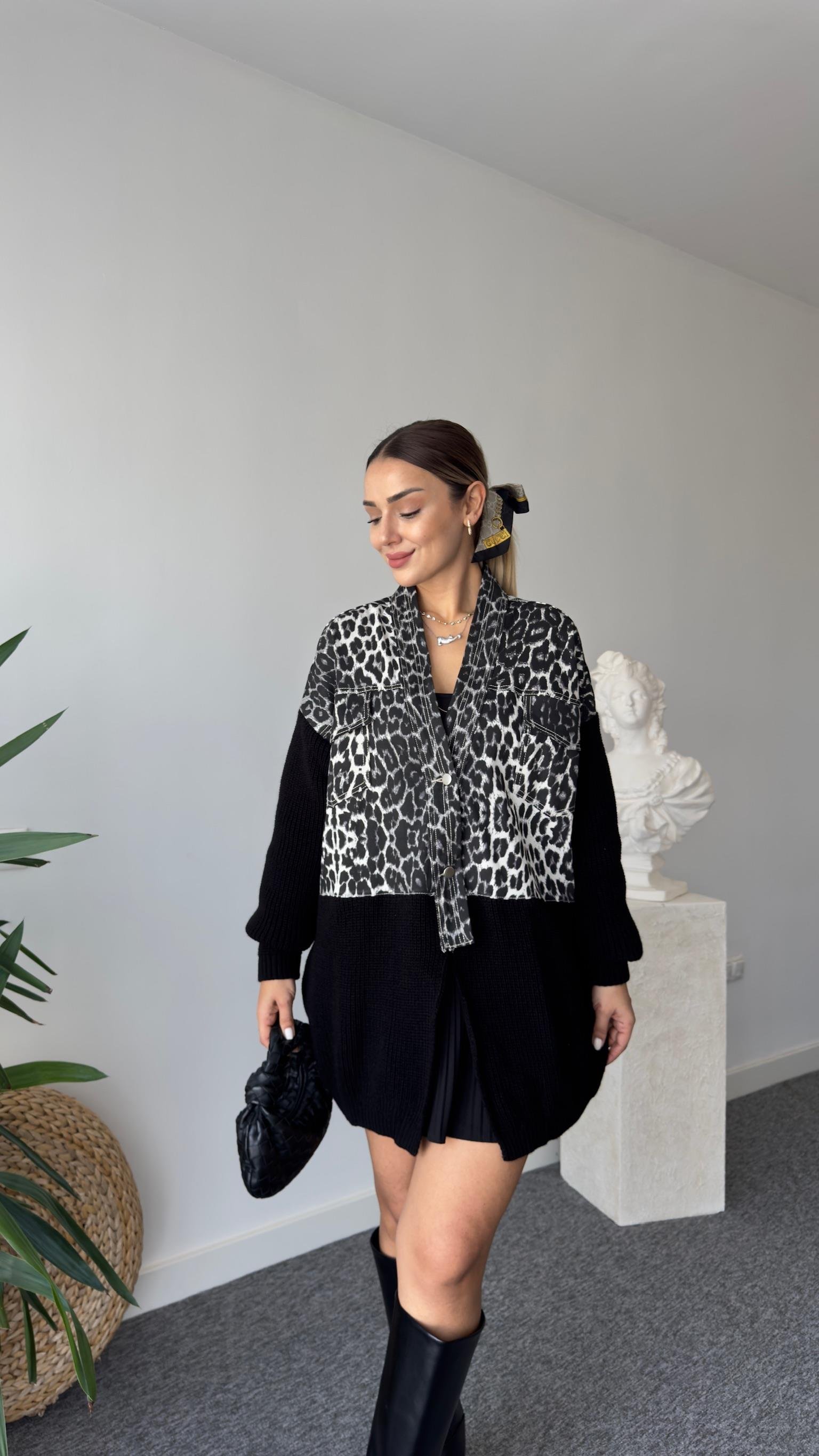 Minta Üstü Leopar Altı Triko Detaylı Siyah Hırka