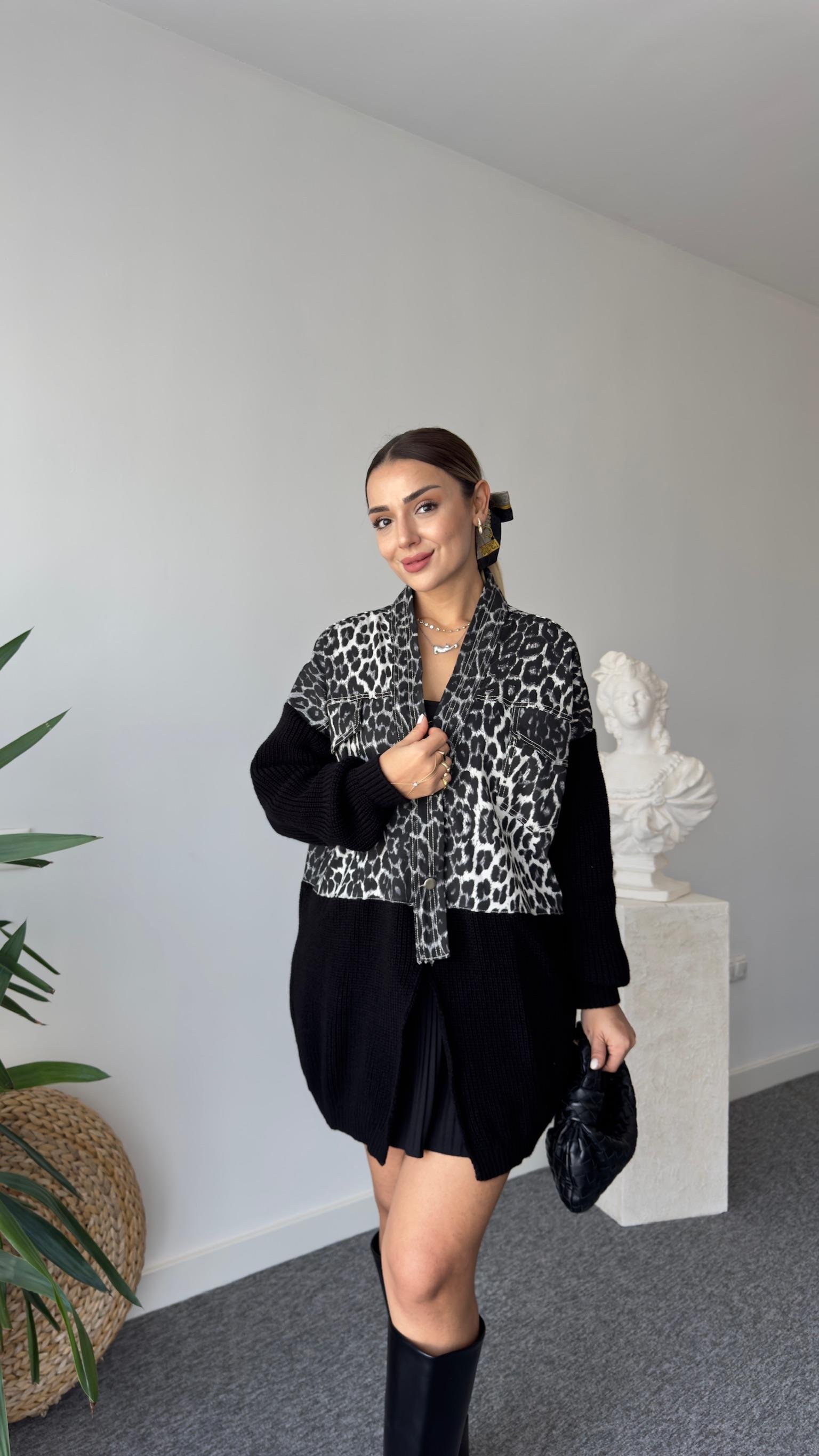 Minta Üstü Leopar Altı Triko Detaylı Siyah Hırka