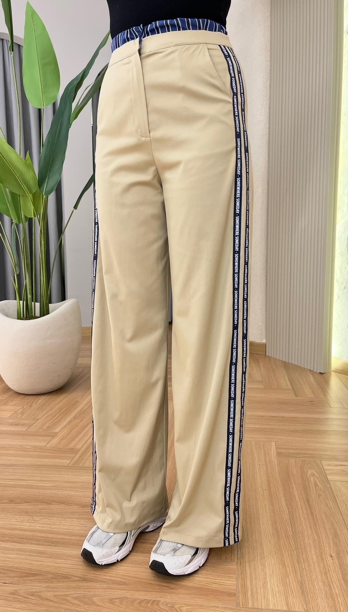 Shake Bel Detaylı Yan Yazı Şeritli Pantolon
