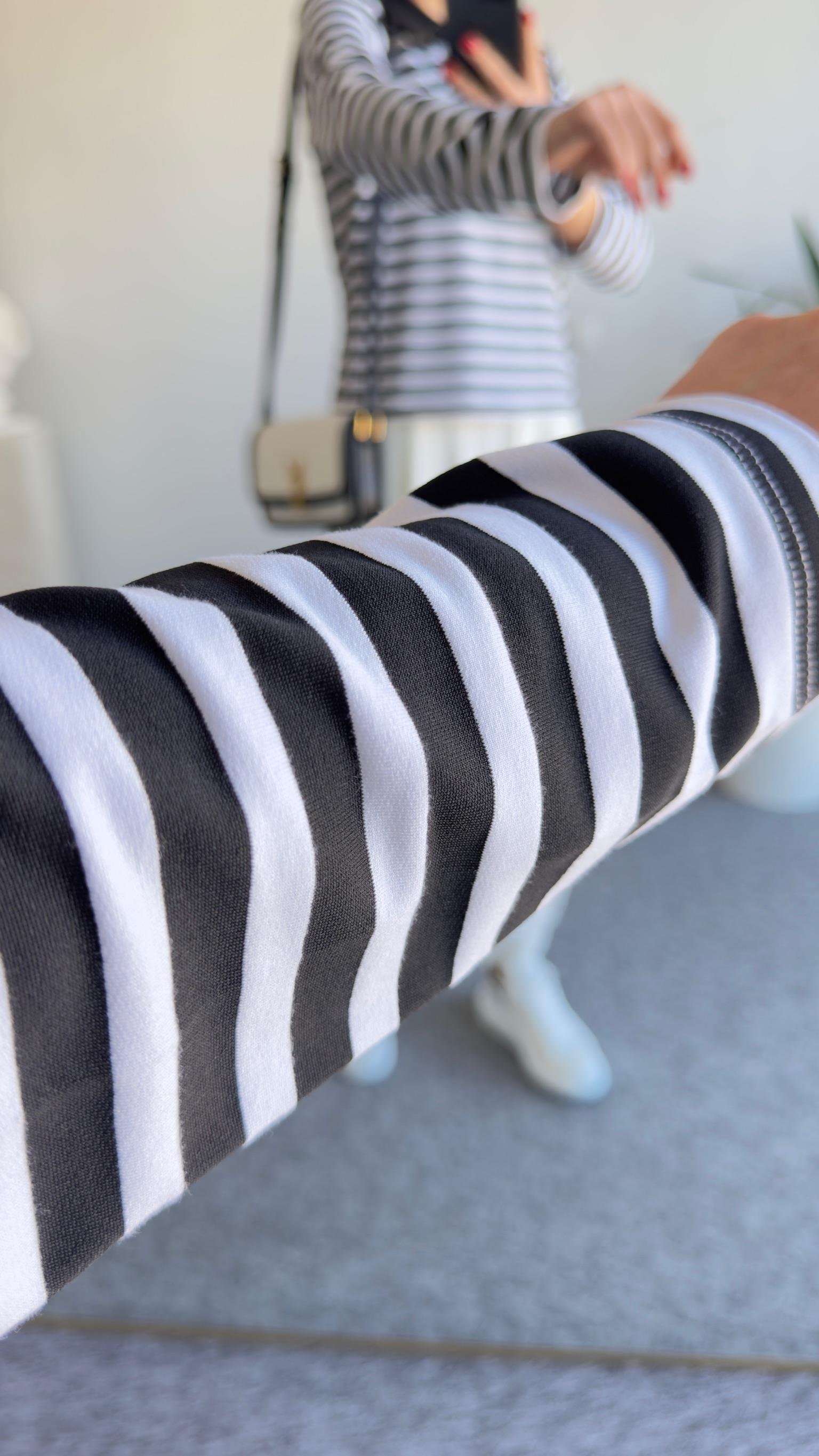 Siyah Beyaz Çizgili Düğme Detay Sweat