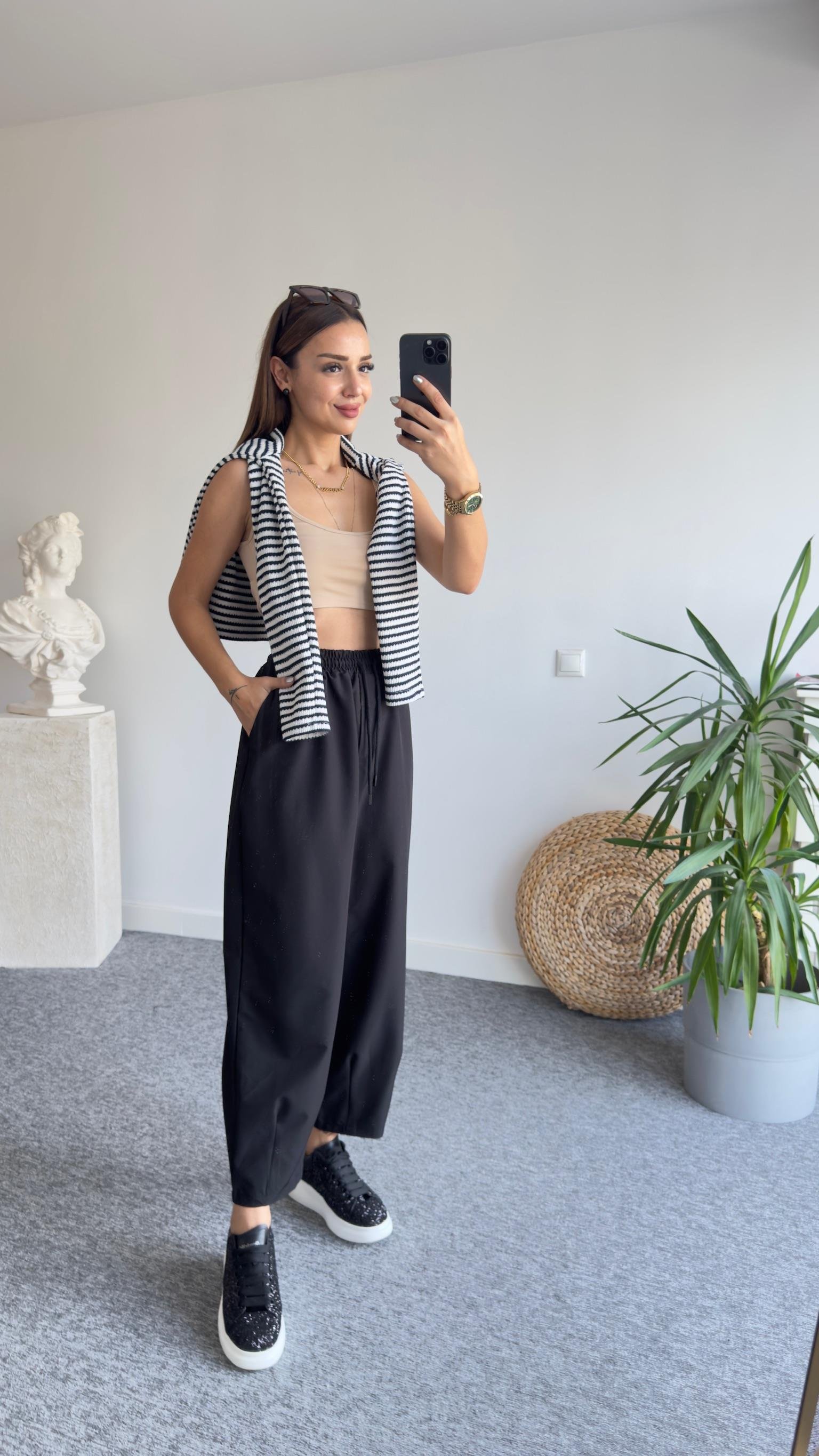 Fley Paçası Pensli Siyah Pantolon