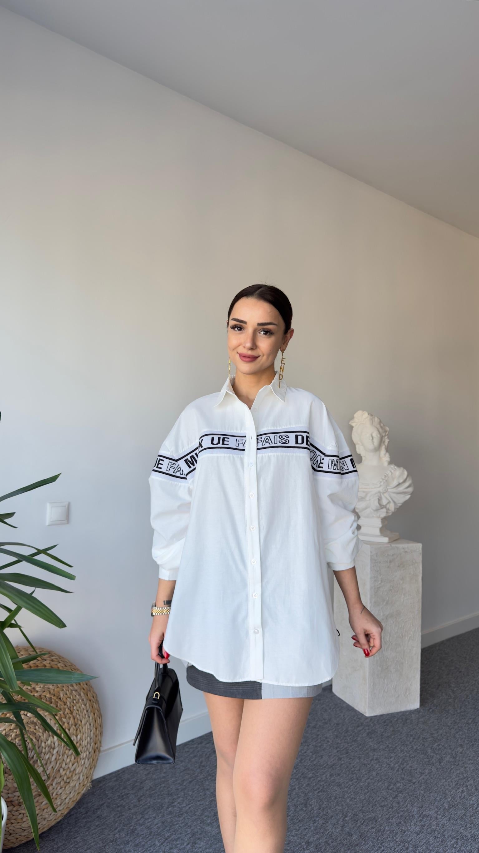 Triko Şerit Yazı Detaylı Beyaz Gömlek