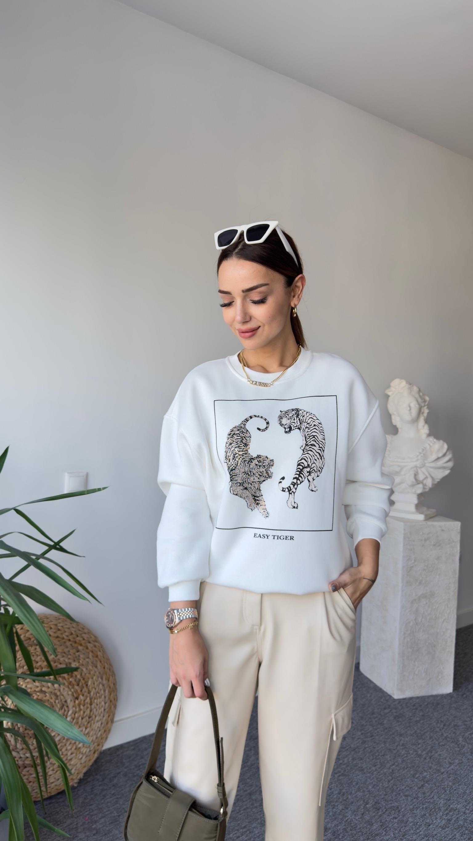 Taş Detay Kaplan Baskılı Beyaz Sweat