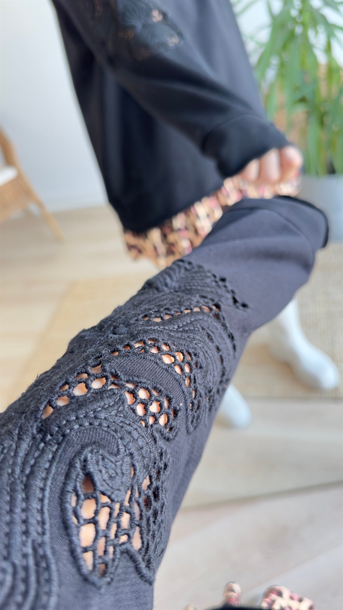 Kolları İşleme Detaylı Siyah Sweatshirt