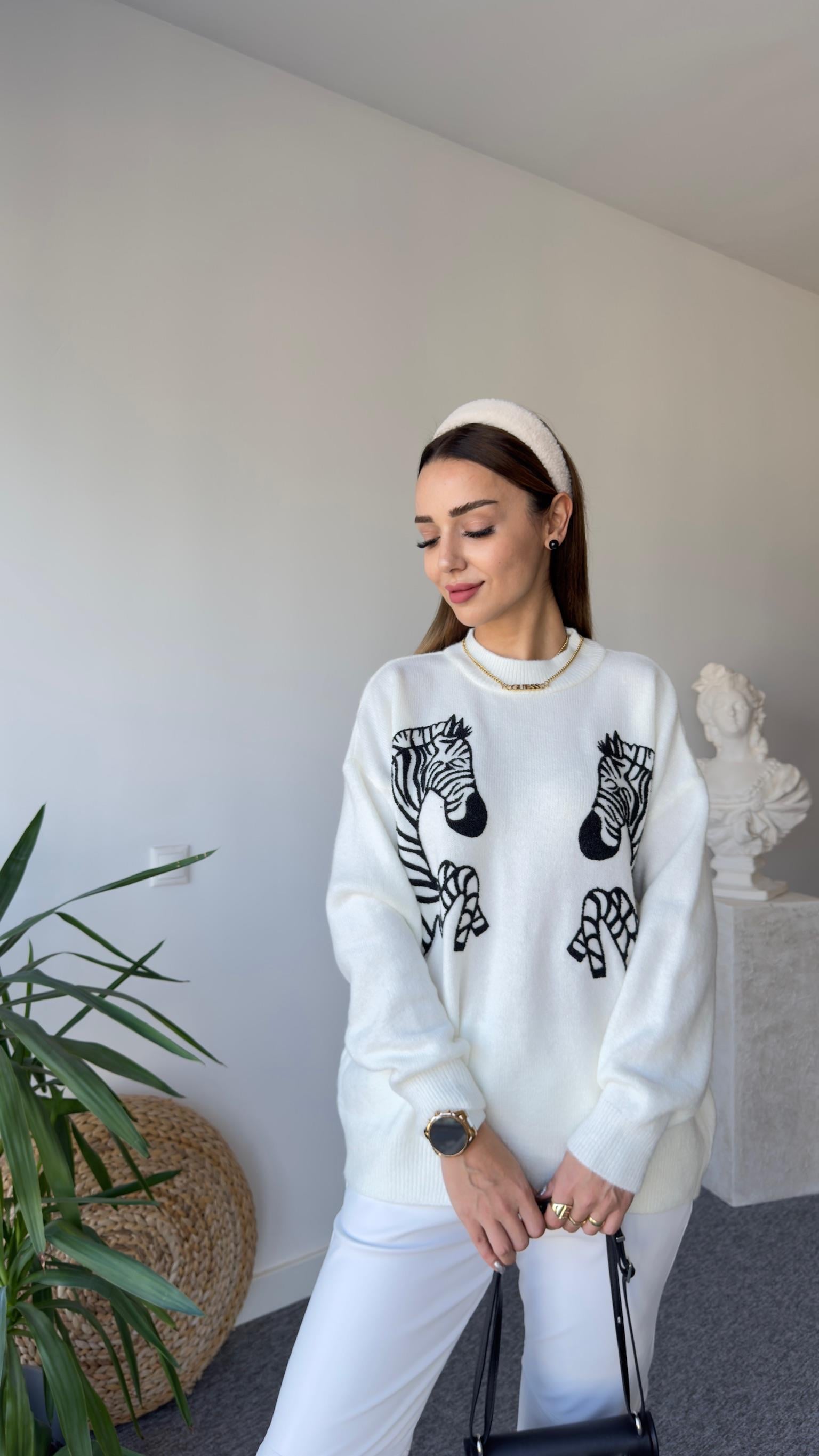 Numi Zebra İşlemeli Beyaz Kazak