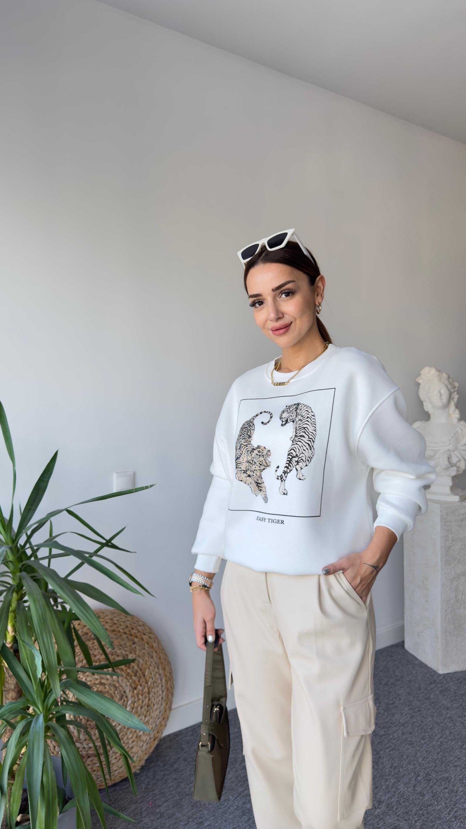 Taş Detay Kaplan Baskılı Beyaz Sweat