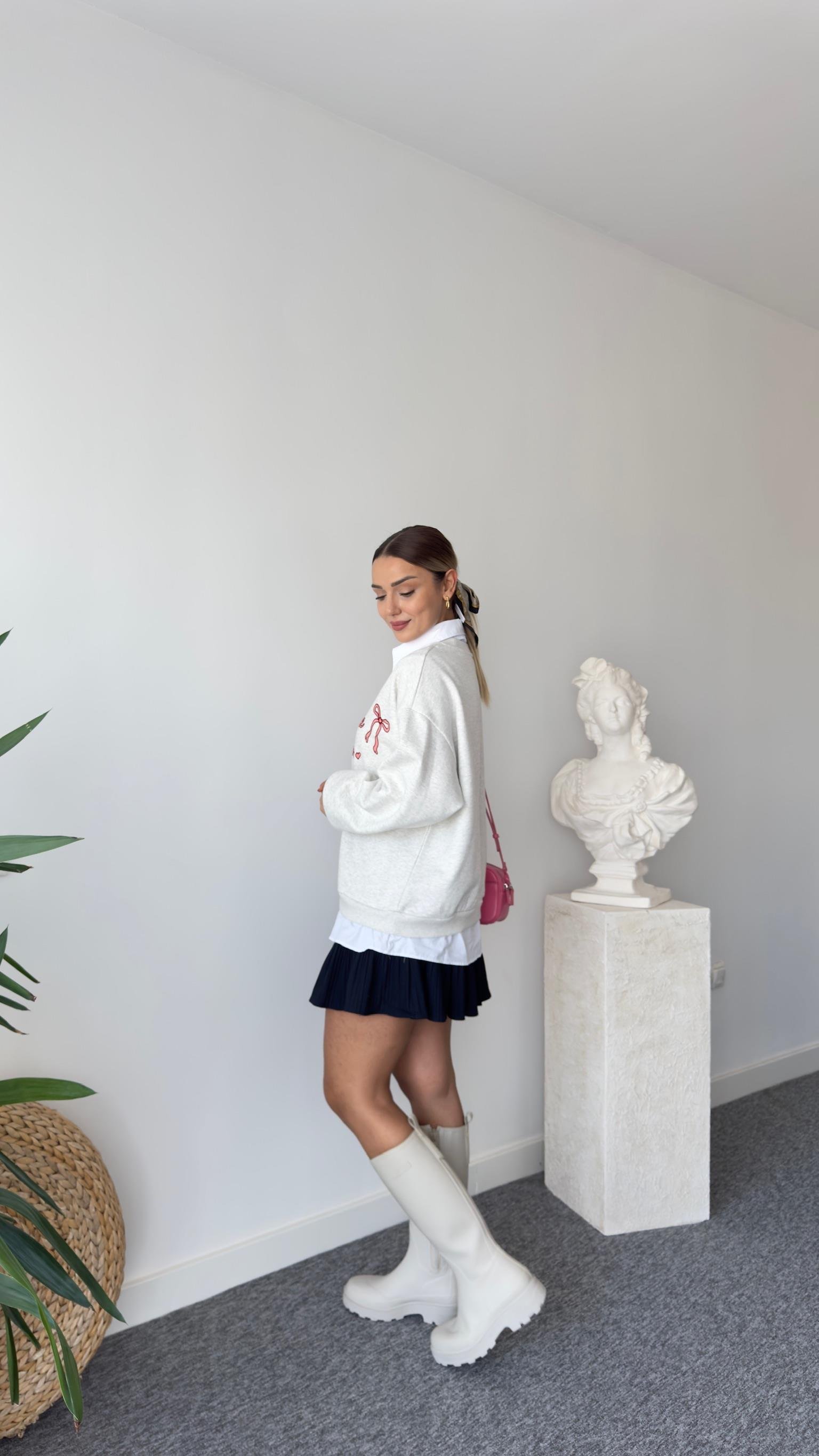 Nika Gömlek Detaylı Renkli Yazılı Gri Sweatshirt