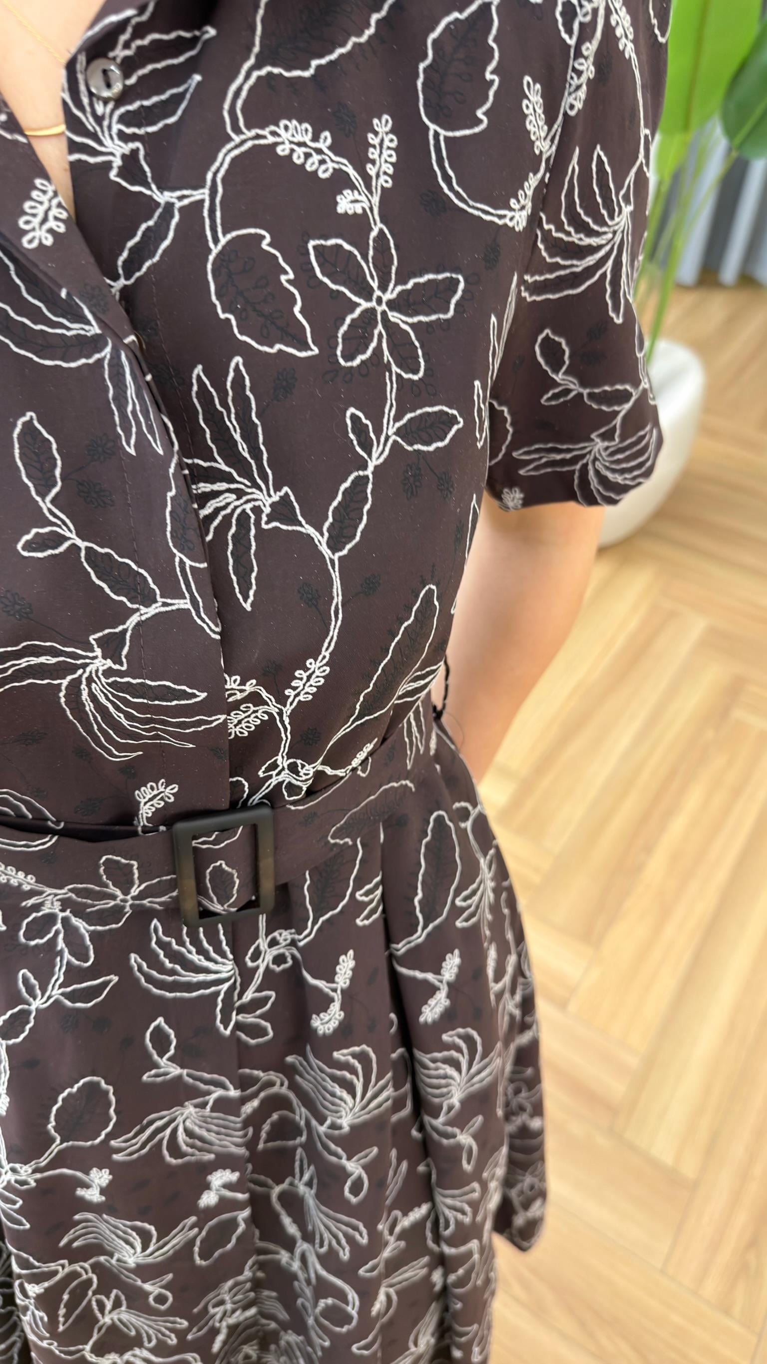 Kahve Soire İşleme Detaylı Kuşaklı Elbise