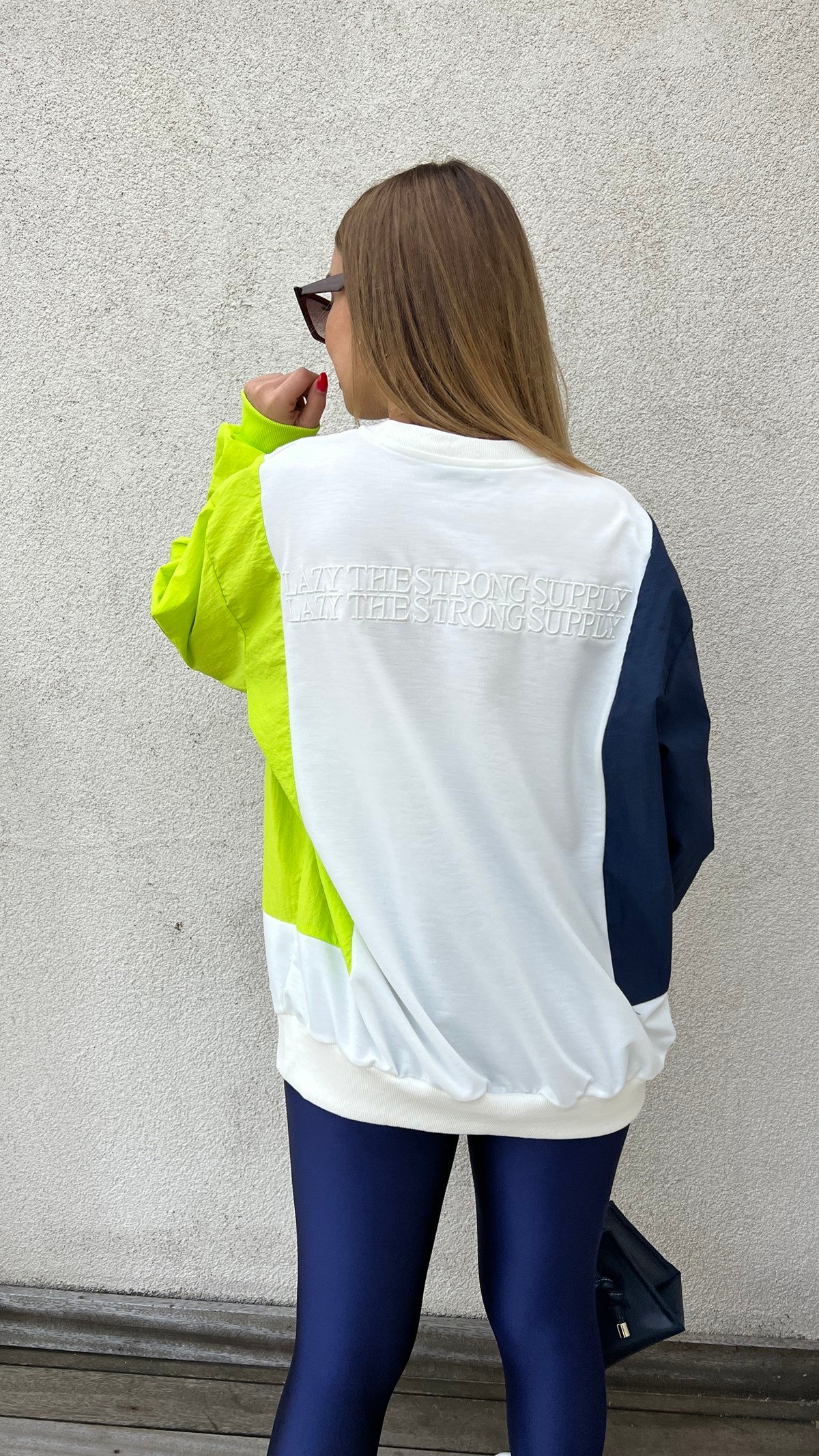 Twist Model Kolları Renkli Beyaz Tasarım Sweatshirt