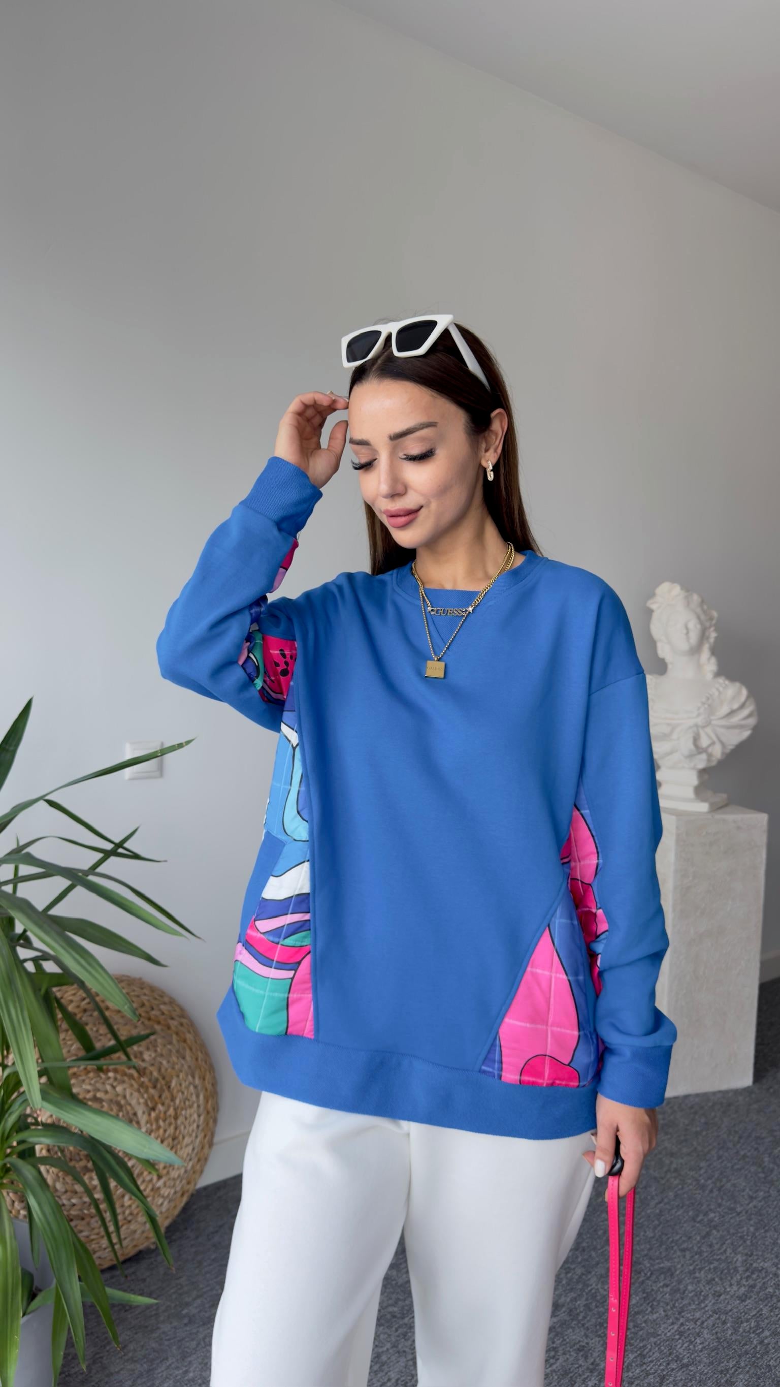 Cepleri Renkli Mavi Sweatshirt