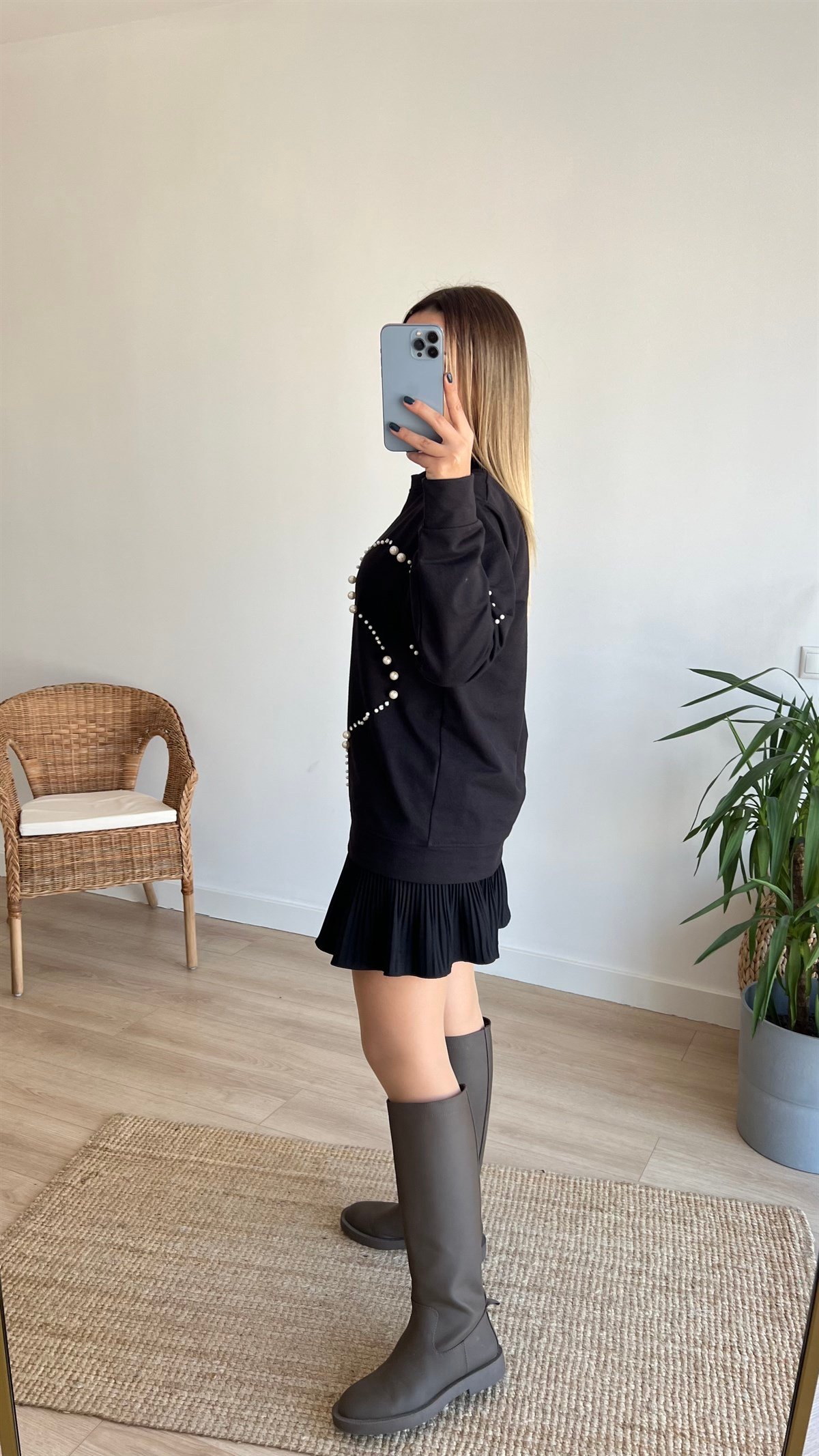 İnci Detaylı Siyah Sweatshirt