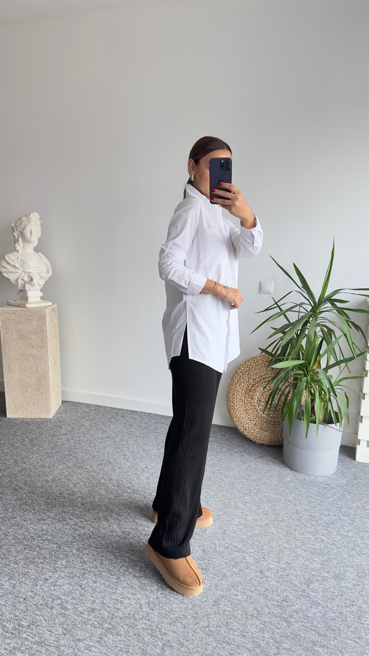 Cepli Beyaz Basic Gömlek